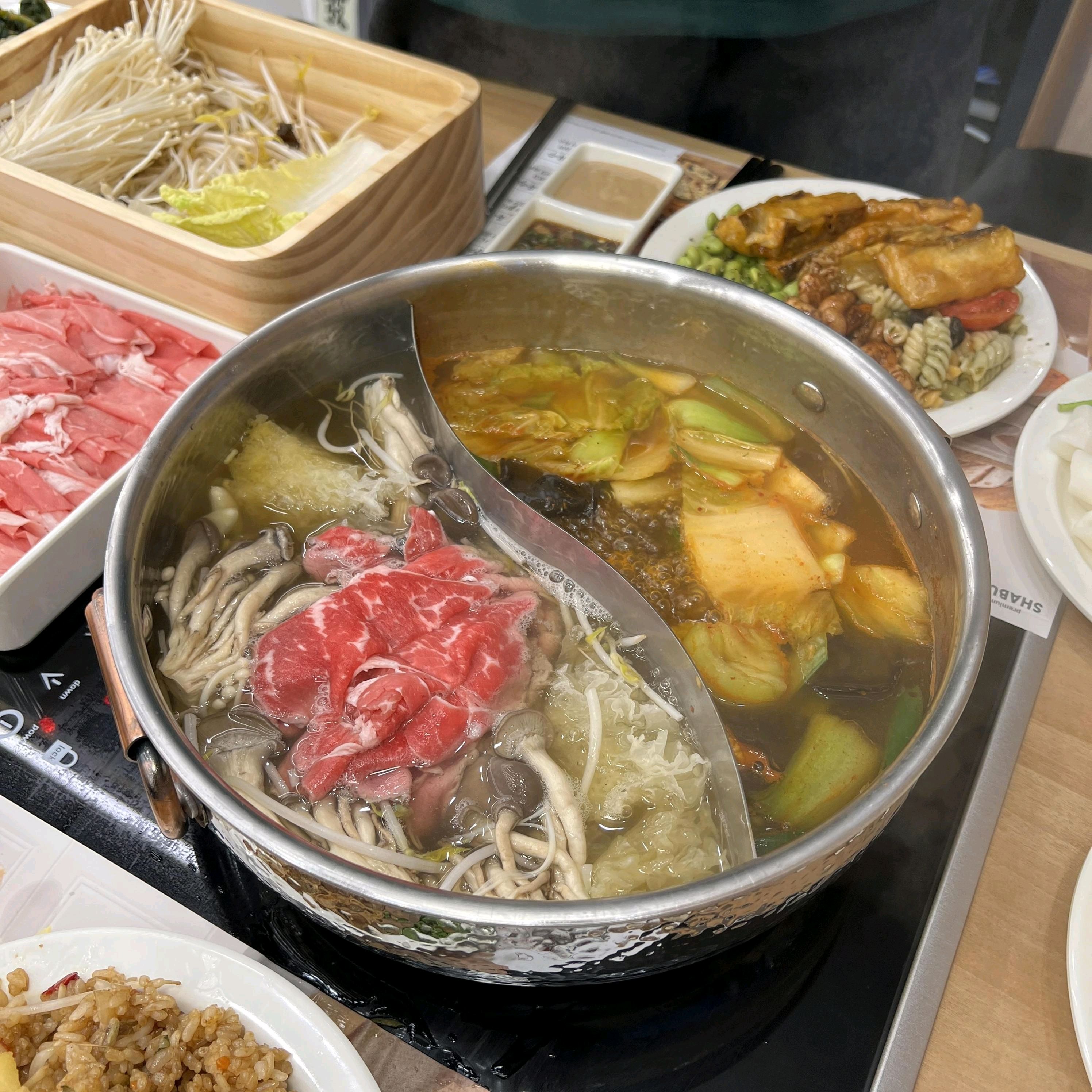 샤브샤브 무제한 먹을 수 있어서 좋았어요 취향에 맞는 육수 선택도 가능해서 더 맛있게 즐겼