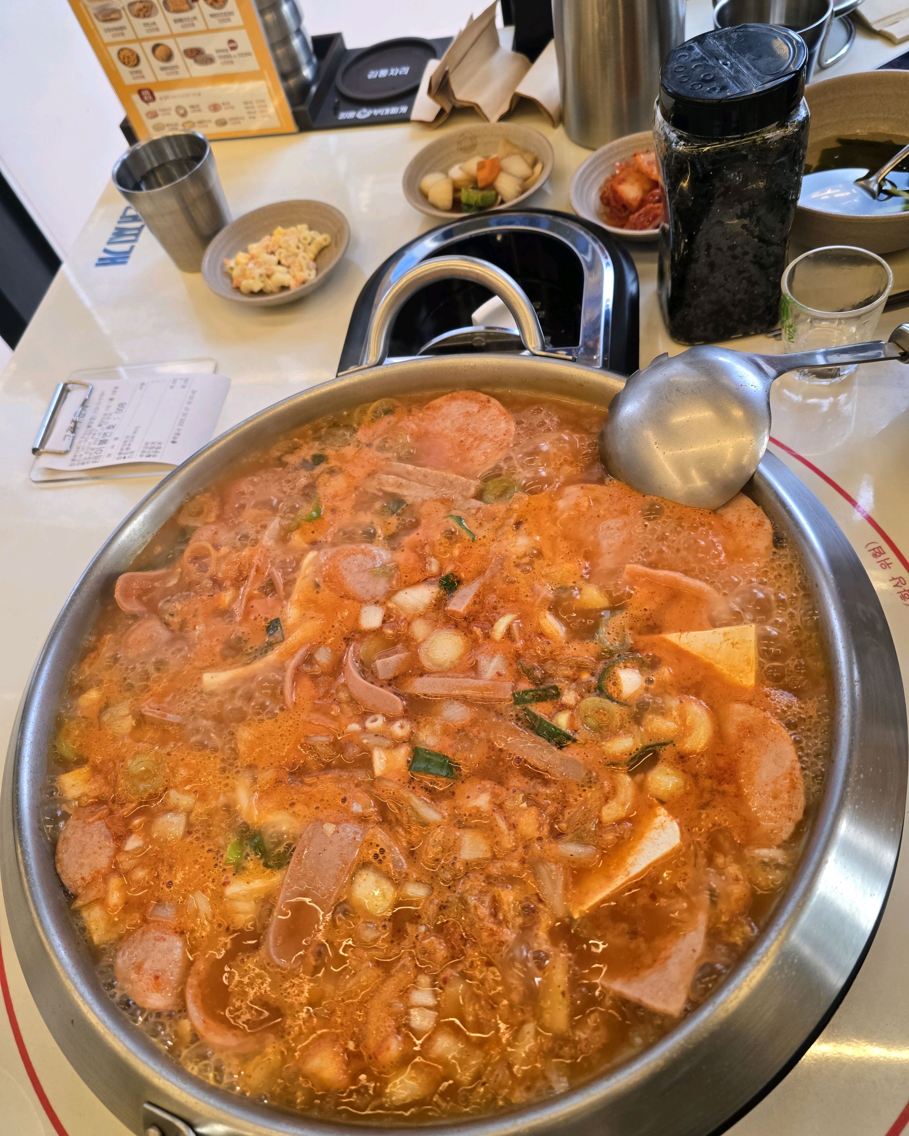 킹콩 부대찌개 3인 먹었는데 너무 맛있어요. 국물이 시원 칼칼합니다. 밥과 라면은 무한리필