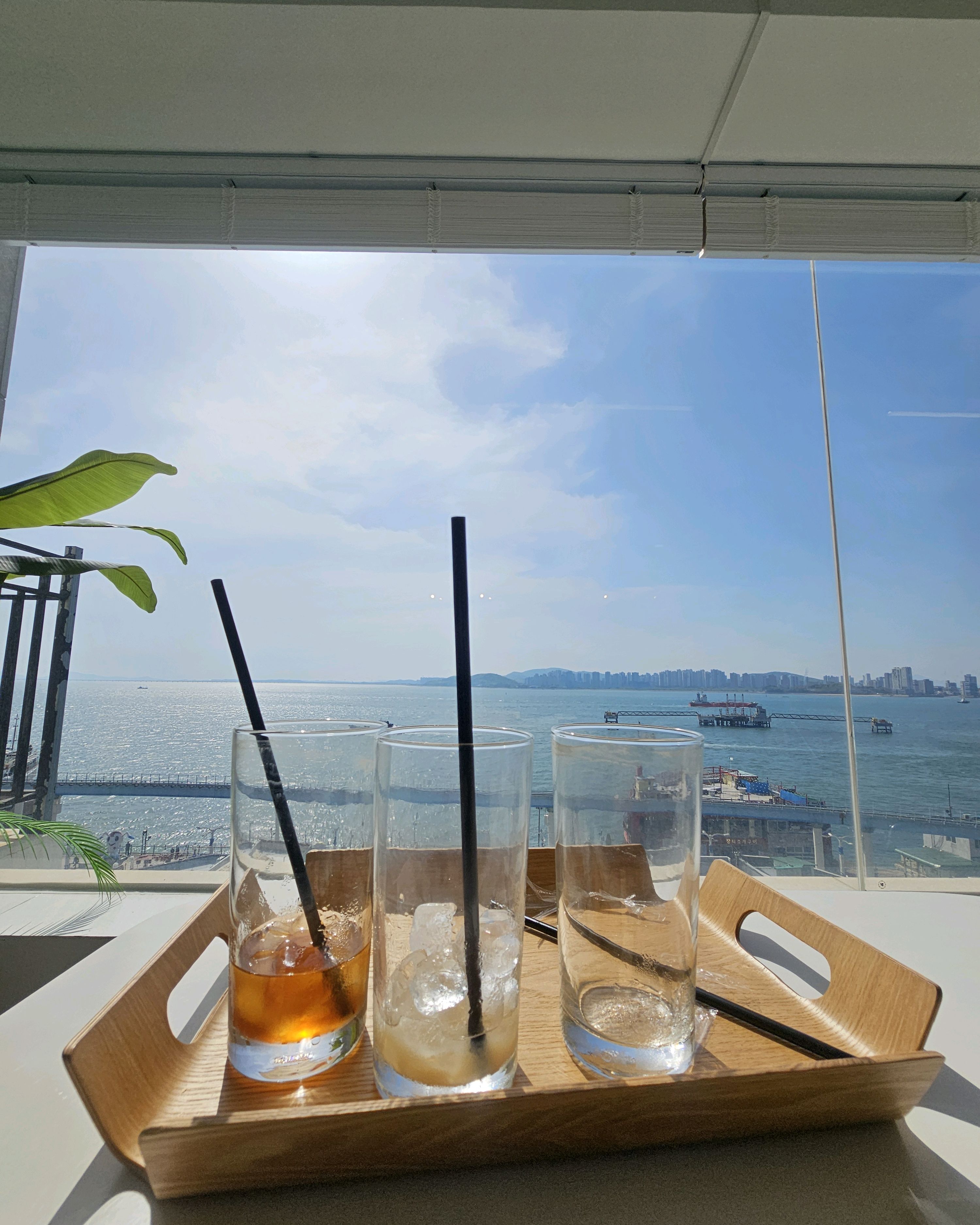 뷰 끝장나요 ㅎ 커피 맛 좋아요 - 인천 맛집 브레댄코 월미도점
