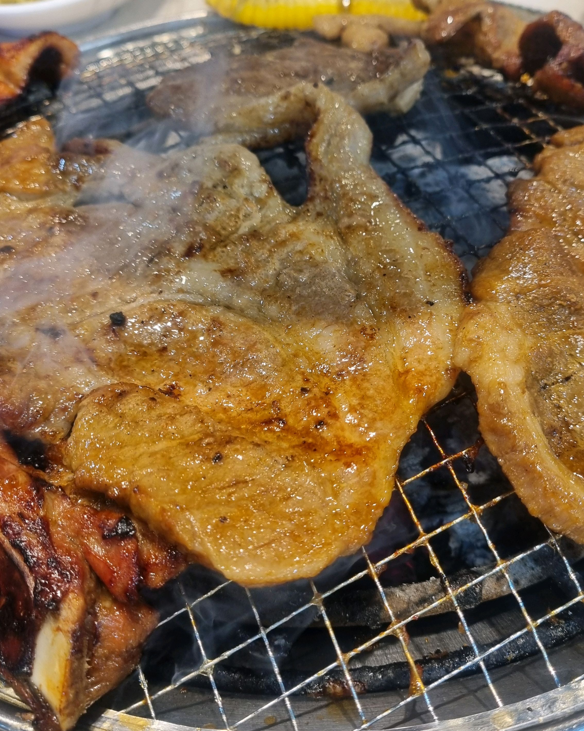 일단 입장부터 직원분들 응대가 너무친절하고 야채도 신선하고 맛있어요!! - 영통 맛집 명륜진사갈비 수원영통구청점