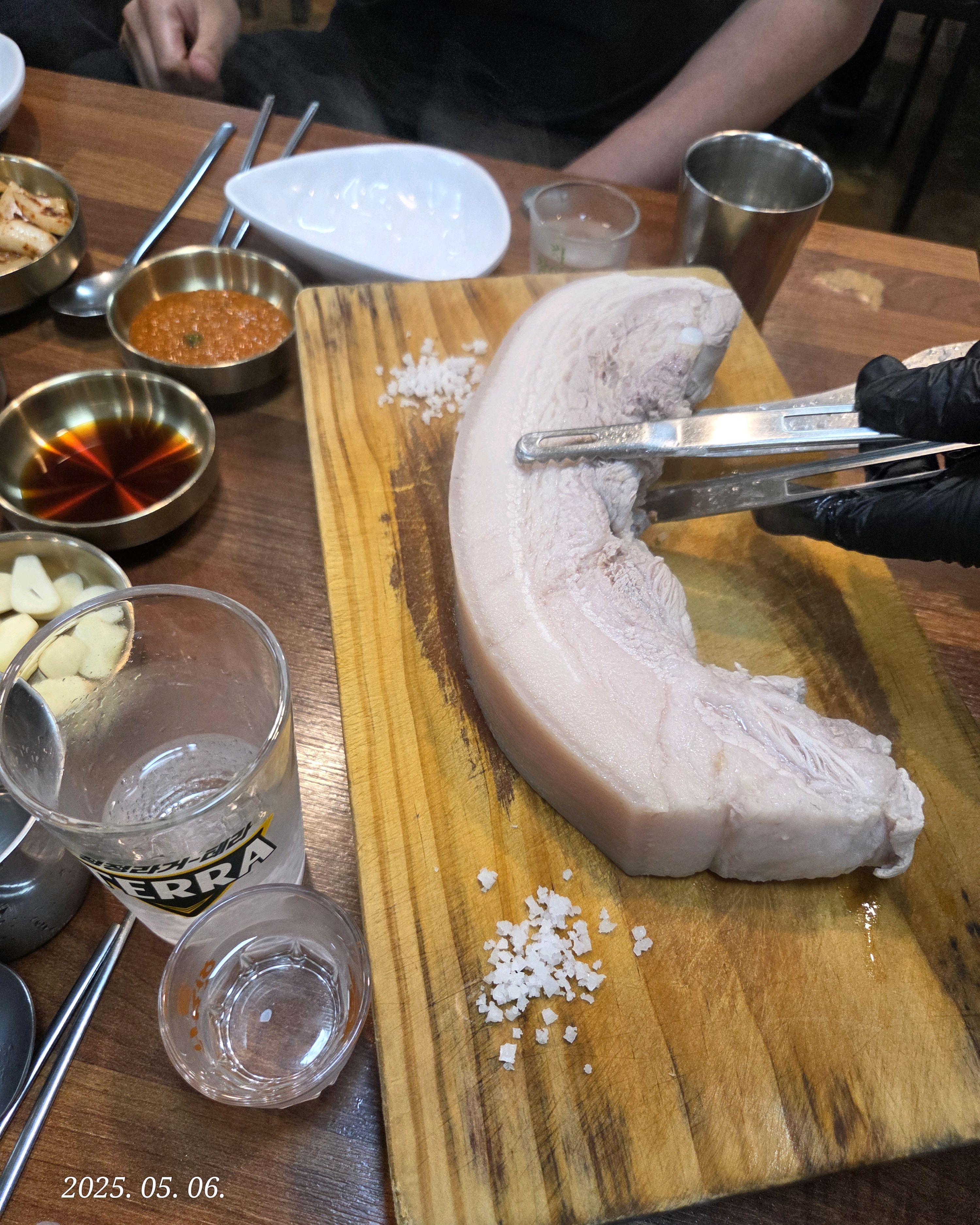 흑돼지먹고 백돼지 먹었는데 저희는 흑돼지살고기부분이 더 부드럽게 느껴지면서 맛있었어요~ - 제주 맛집 천짓골식당