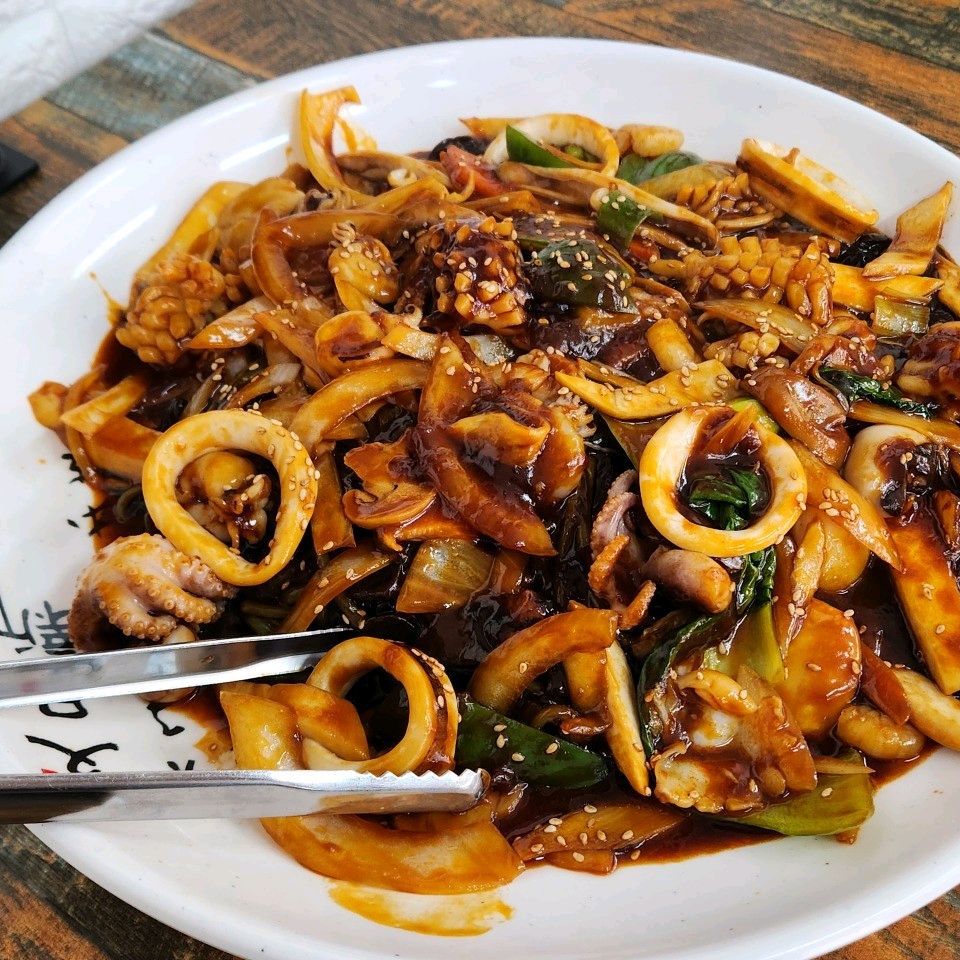 쟁반짜장 후기가 많아서 주문했는데, 역시나 맛있어요. 해물은 정말 아낌없이 들어있네요~~