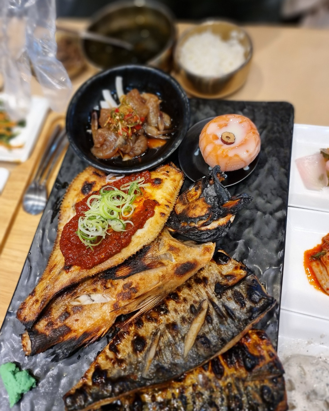 평일 저녁 5시이전 일찍 방문해서 웨이팅없이 바로 먹었구요.3인모듬구이 한상+뚝배기불고기