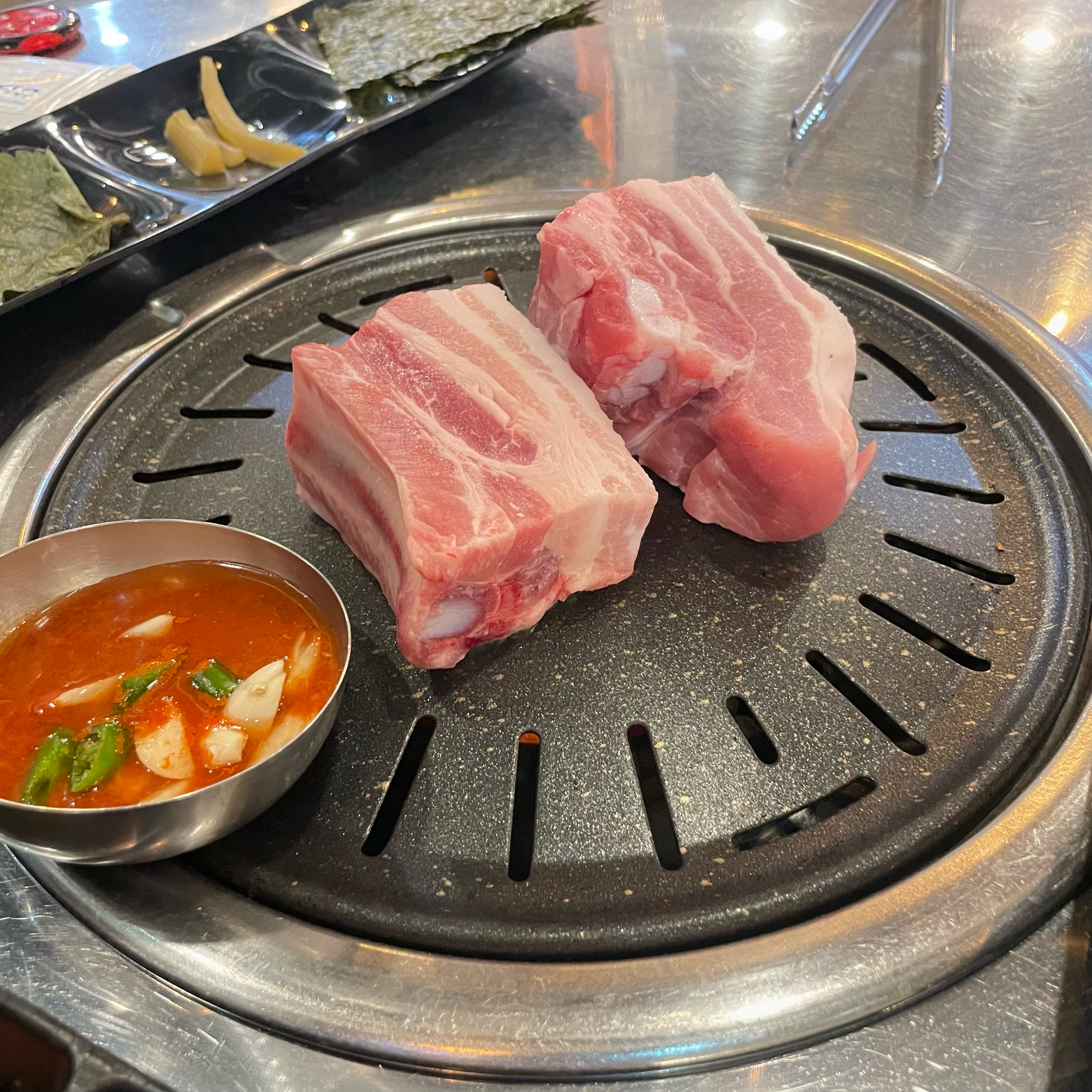 때깔 구웃~ 쫀득쫀득 맛있어요! 아주 두껍고 튼실해여 ㅎㅎ된찌도 꼭 드셔용 - 불당동 맛집 못생긴뚱돼지 불당직영점