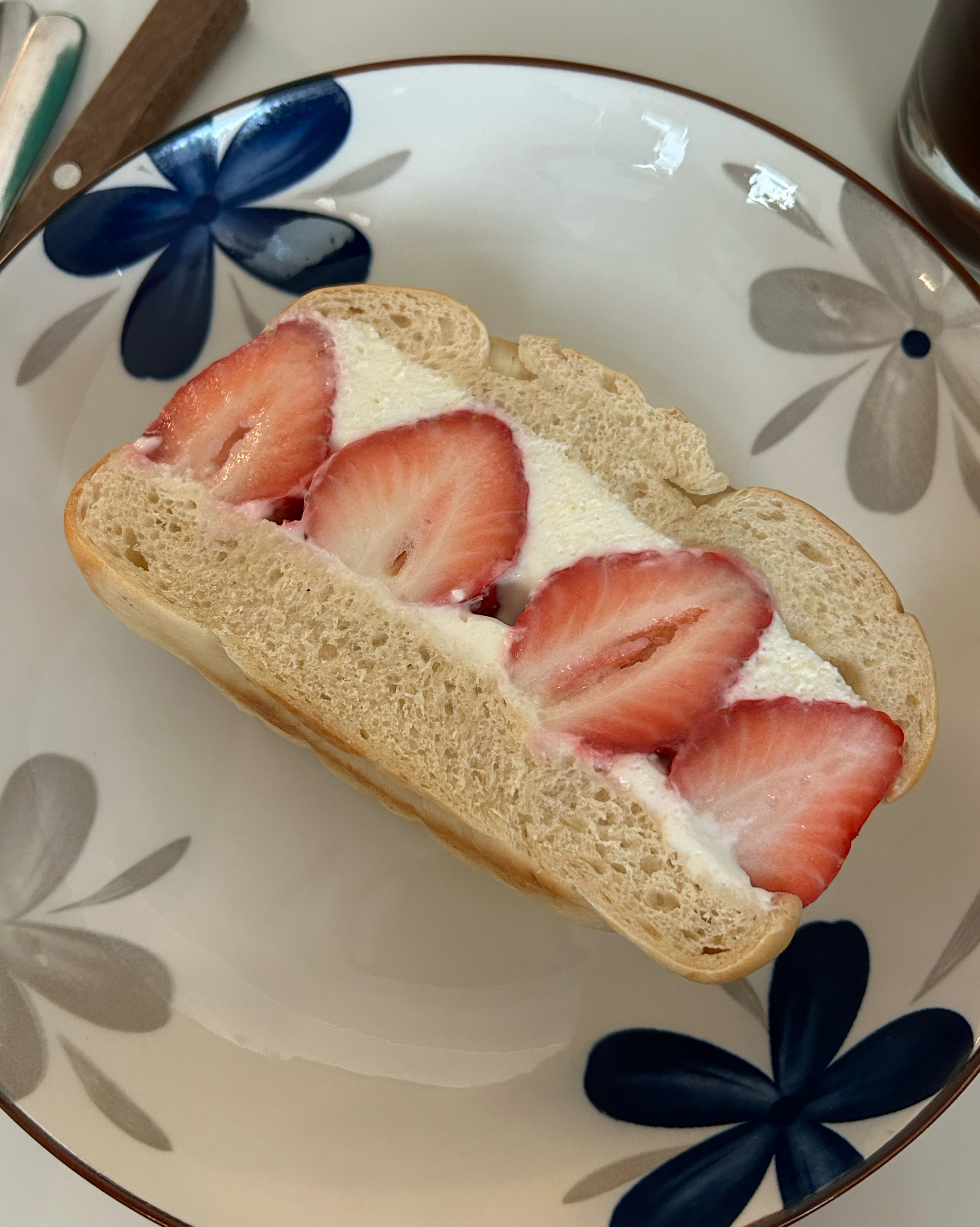 분위기도 너무 좋고,, 산도 진짜 맛있어요 딸기철도 아닌데 엄청 달고 빵도 퐁신하고 ㄹㅈㄷ