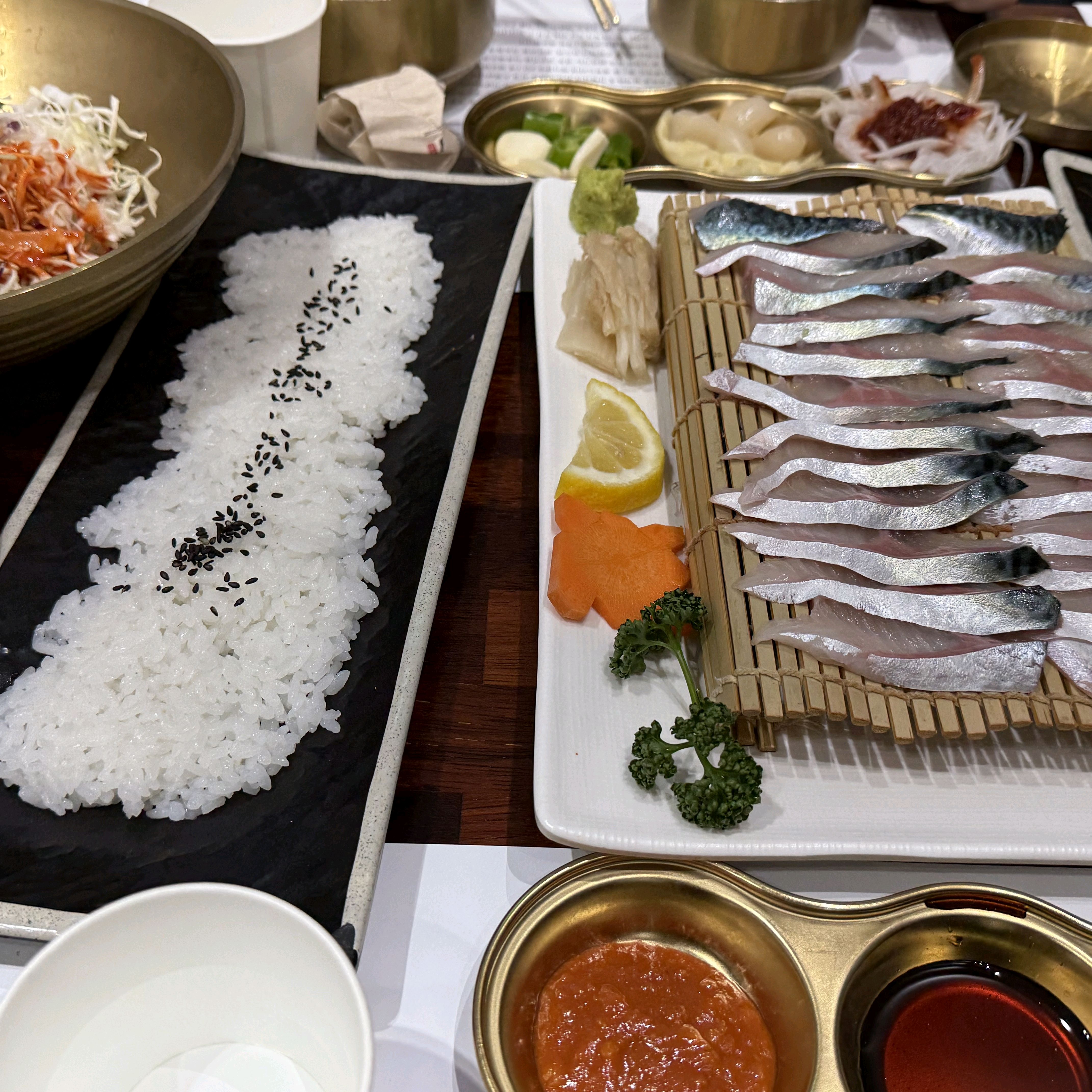 음식이 엄청 맛있고 반찬도 많이 나왔어요! 고등어회만 시켰는데 초밥하고 회무침 야채도 나오
