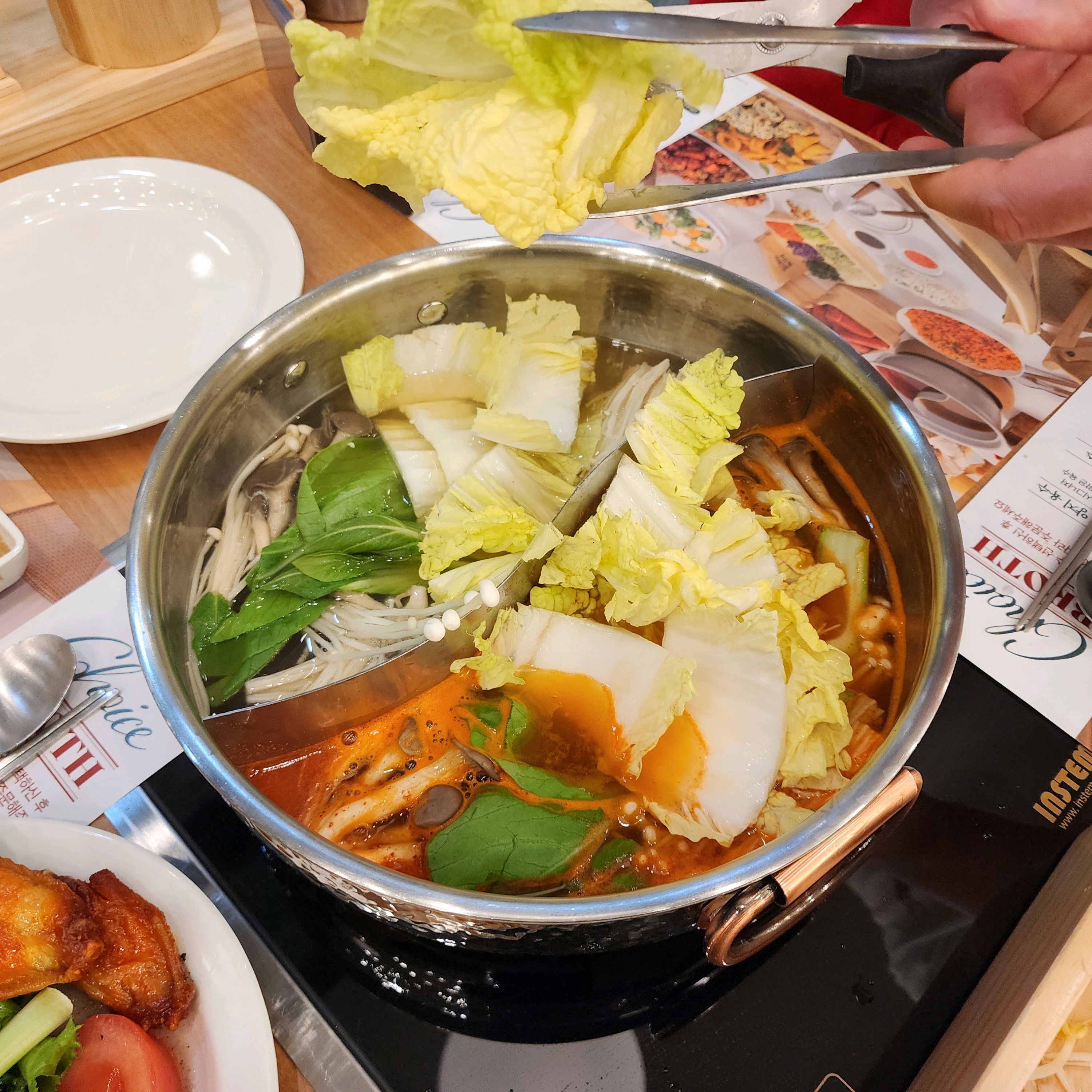 공항에서 내려서 일부러 찾아갔어요. 다양하게 먹을 수 있고 실컷 먹을 수 있어서 좋고 얼큰