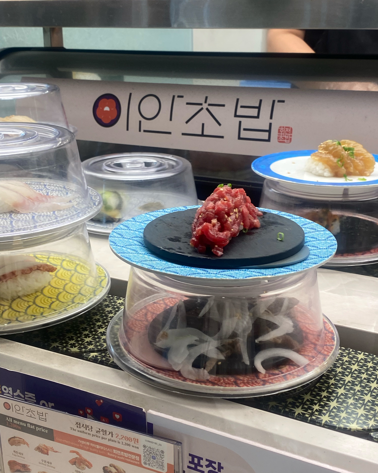 지인 추천으로 오게 됐는데 정말 가성비 짱인 것 같아요!! 모든 접시 2200원에 신선하고