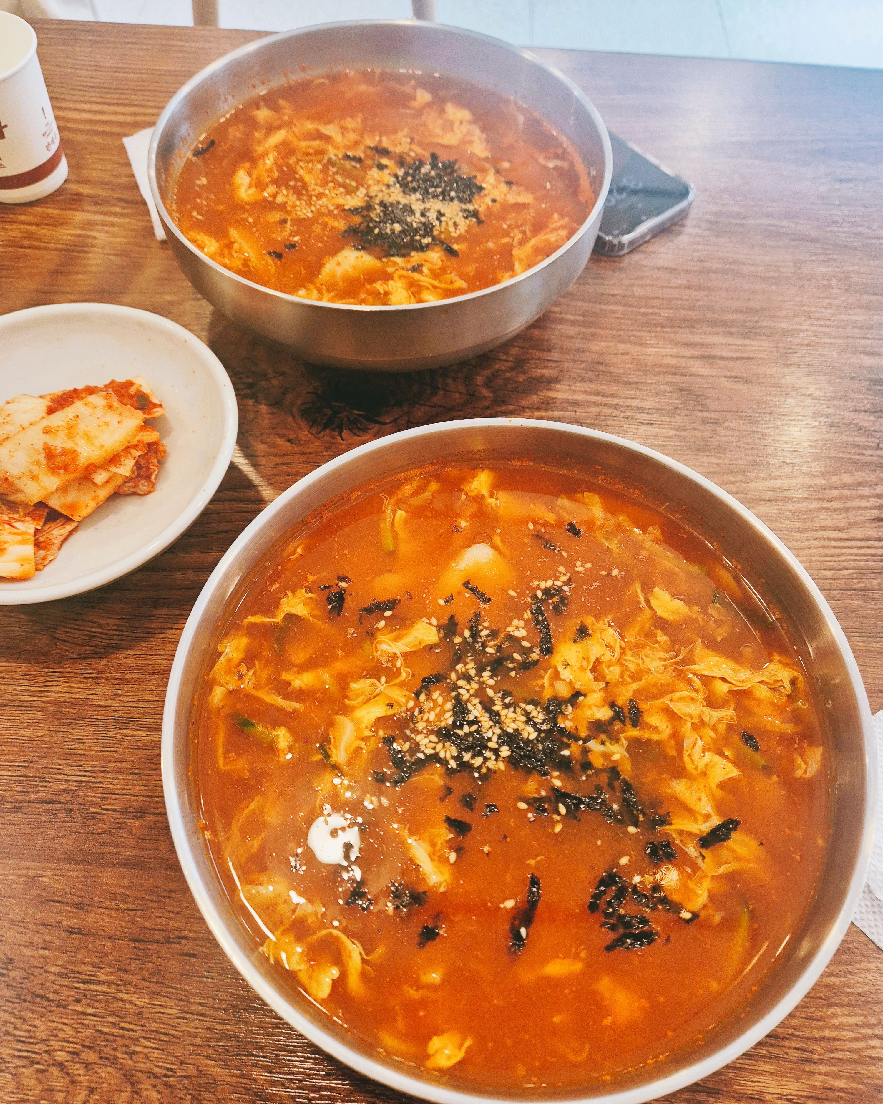 수제비가 얼큰하면서도 너무 맛있어서 지인분들과 자주 오는곳이예요.. 곁들여나오는 김치도 너