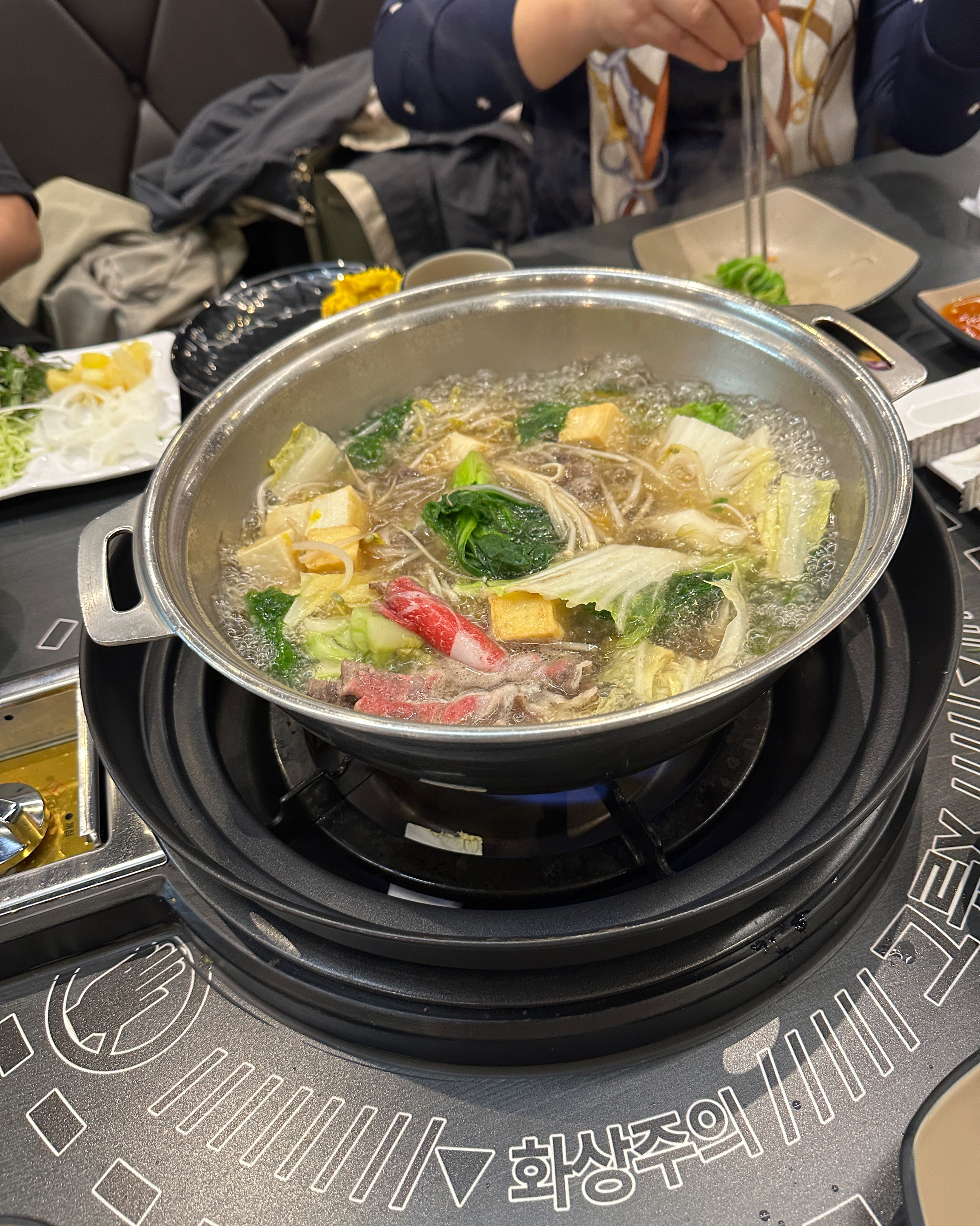 가족들과 점심식사 하러 이용했어요. 매장도 깔끔하고 특히 롯데마트 안에 있어서 주차도 편하