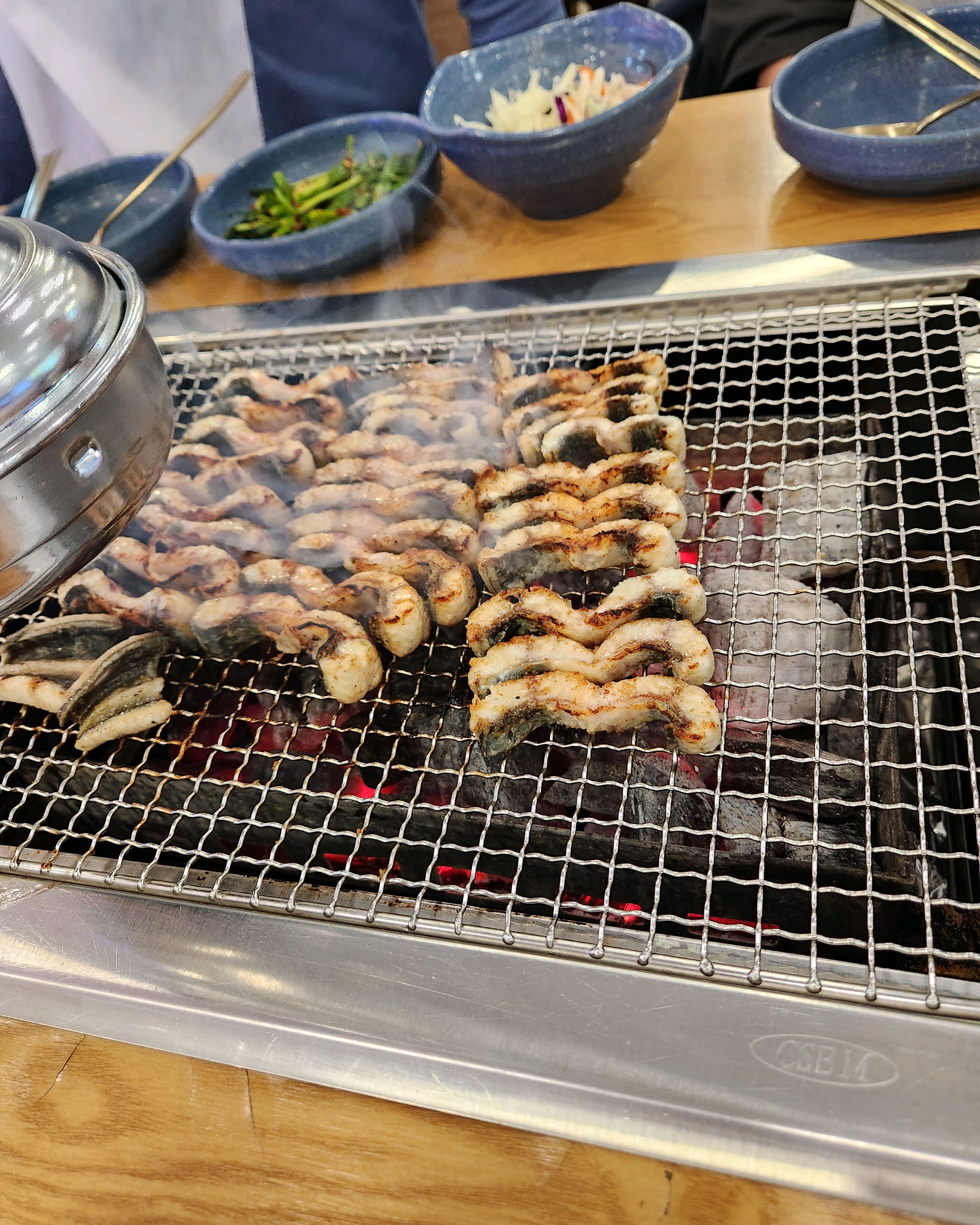 비린내도 없고 기본 찬들도 너무 잘 나와요. - 대구 맛집 민물장어 직판장 풍천관 본점