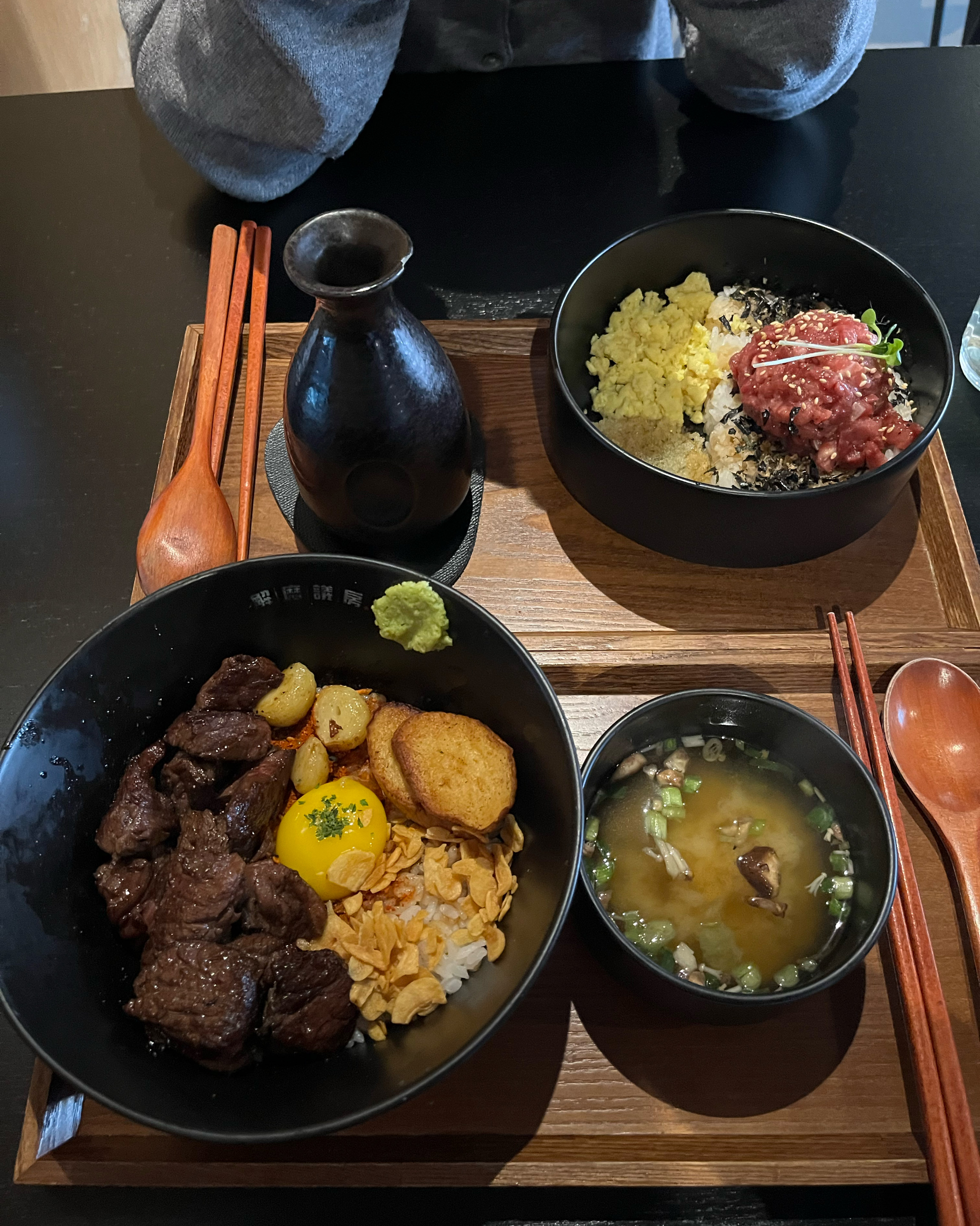 전에 언니랑 와서 육회오차즈케 먹고 맛있어서 친구 데려와서 이번엔 스테이크동 시켰는데 이것