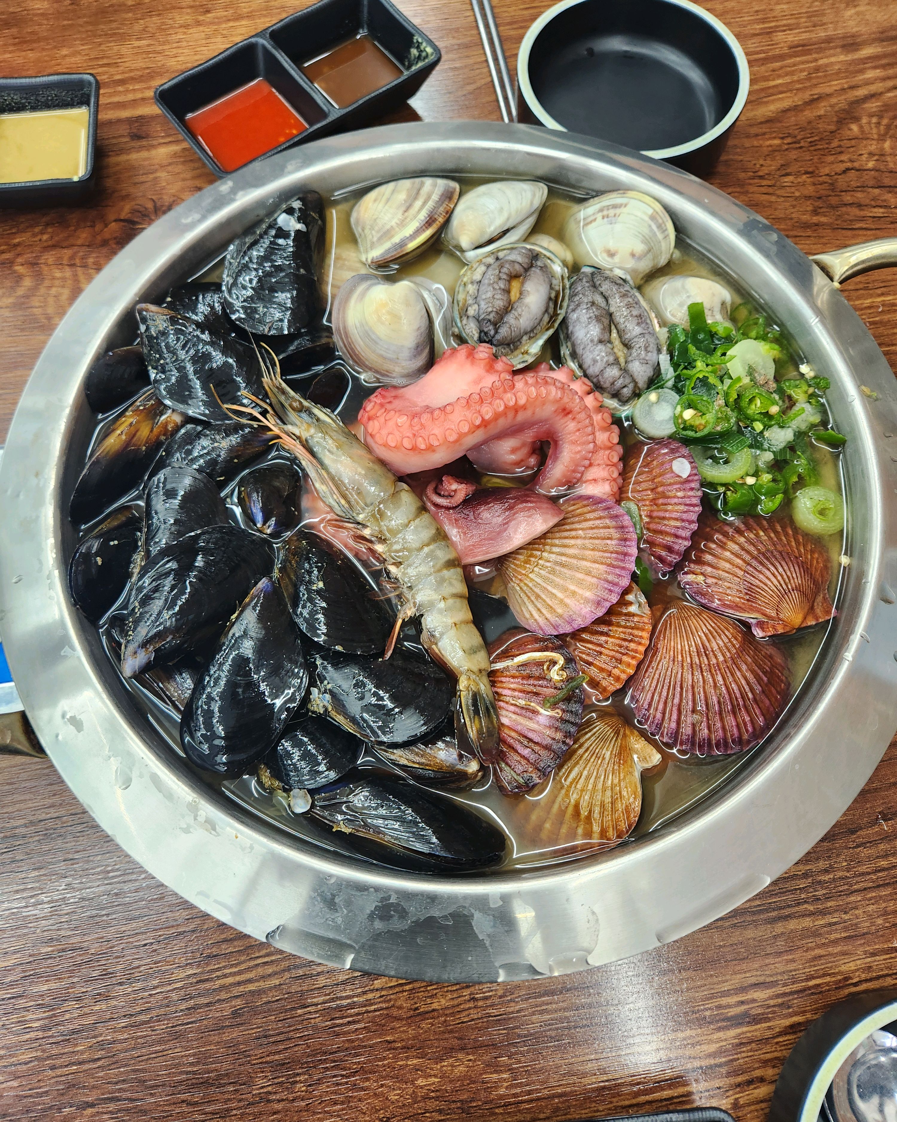 엄마가 해물 먹고 싶어 통문어햄 먹으러 왔어오 국물도 시원하고 해물도 싱싱하니 좋아요 간만
