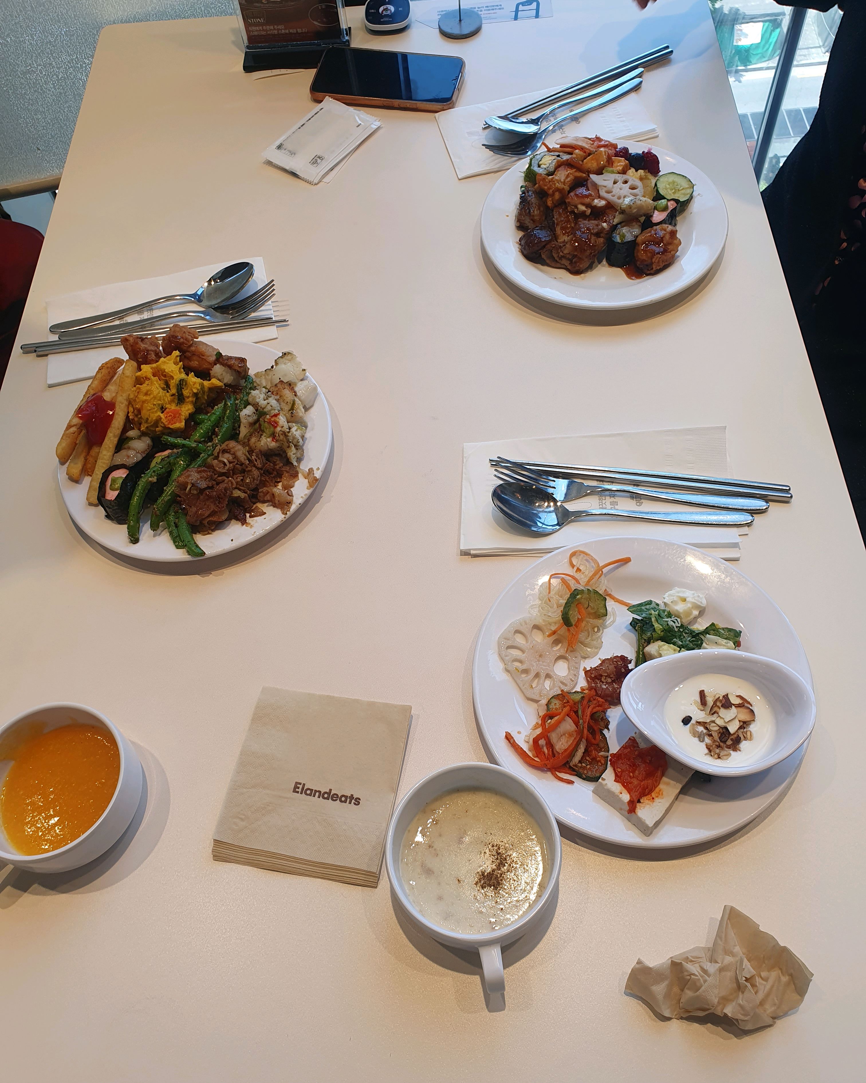 창가 좋은자리 예약잡아주셔서 감사합니다. 부모님과 종종 오는데 늘 맛있게 잘 먹고 갑니다.