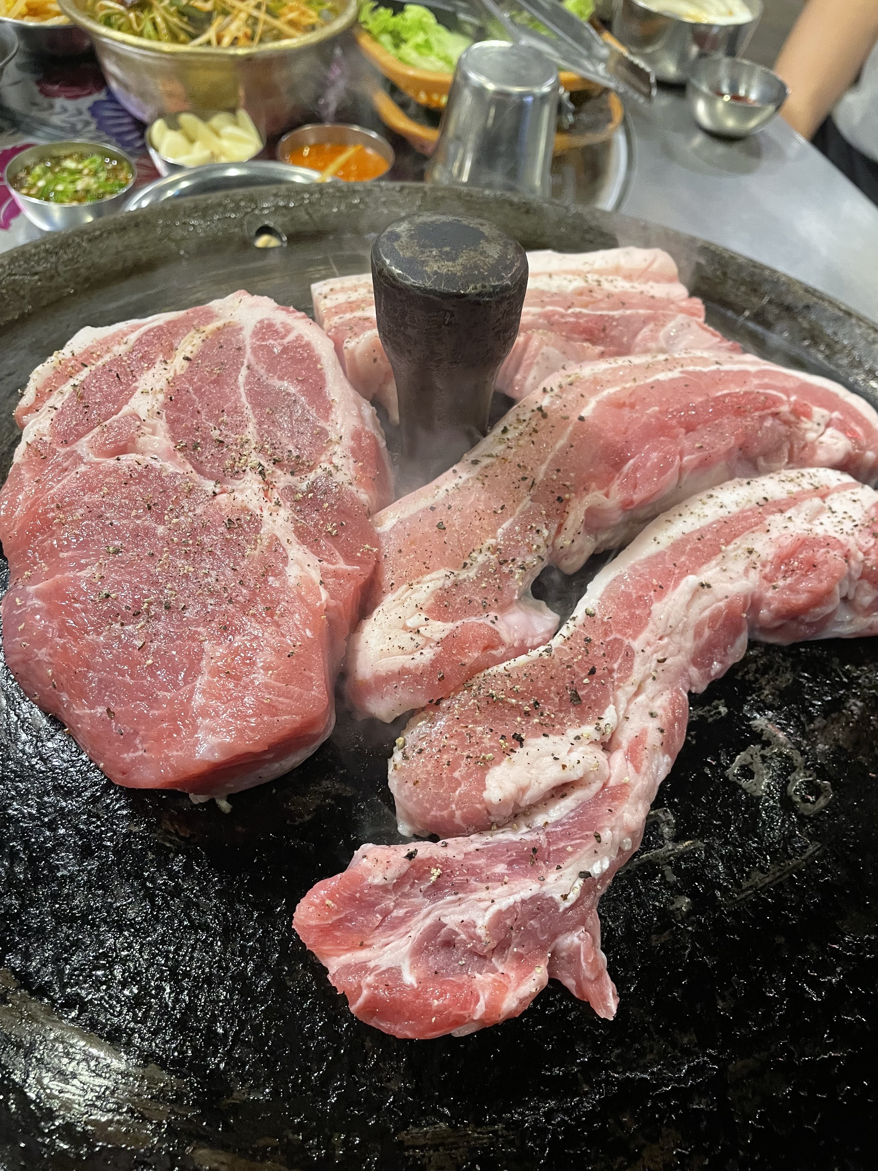 추천받아서 왔는데 고기 질 너무 좋고 맛있어요!! 다 구워주셔서 편했고 야장이있어서 시원하