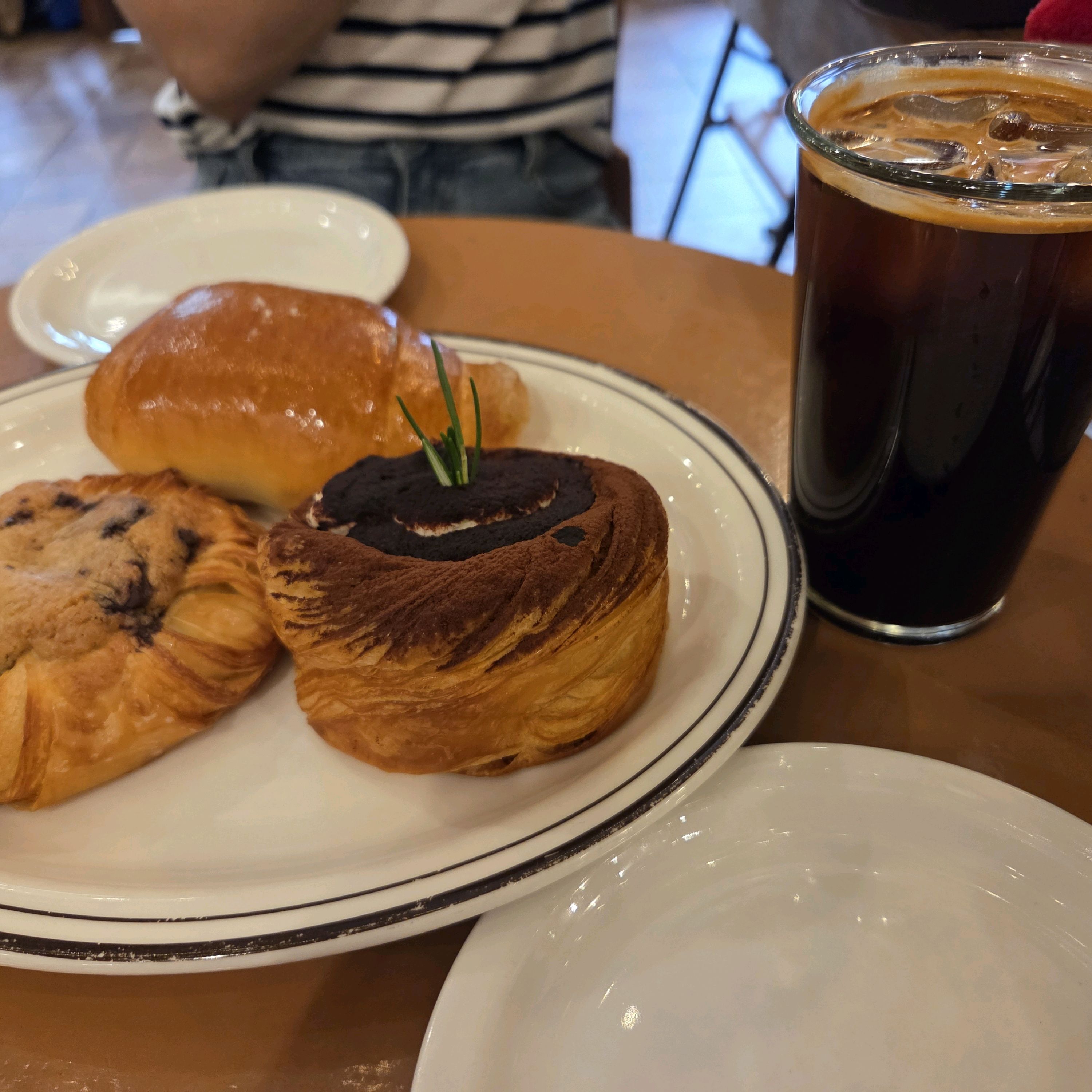지나가다가 분위기가 좋아서 급 방문. 빵도 맛딨고 분위기가 일단 넘 좋아요. 애기랑 왔는데