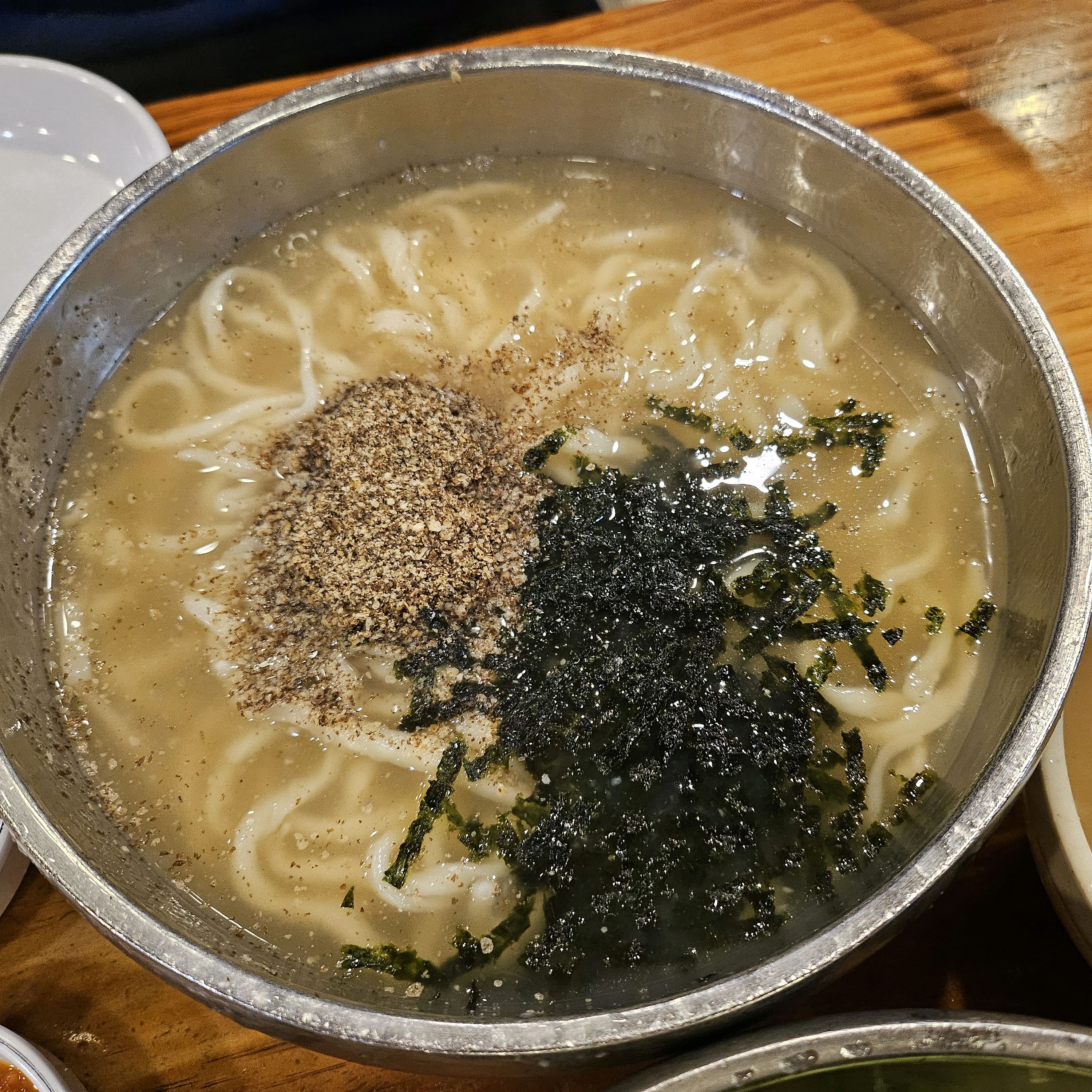 일찍 간다고 갔는데도 30분 정도? 기다린 것 같아요. - 대전 맛집 김화칼국수