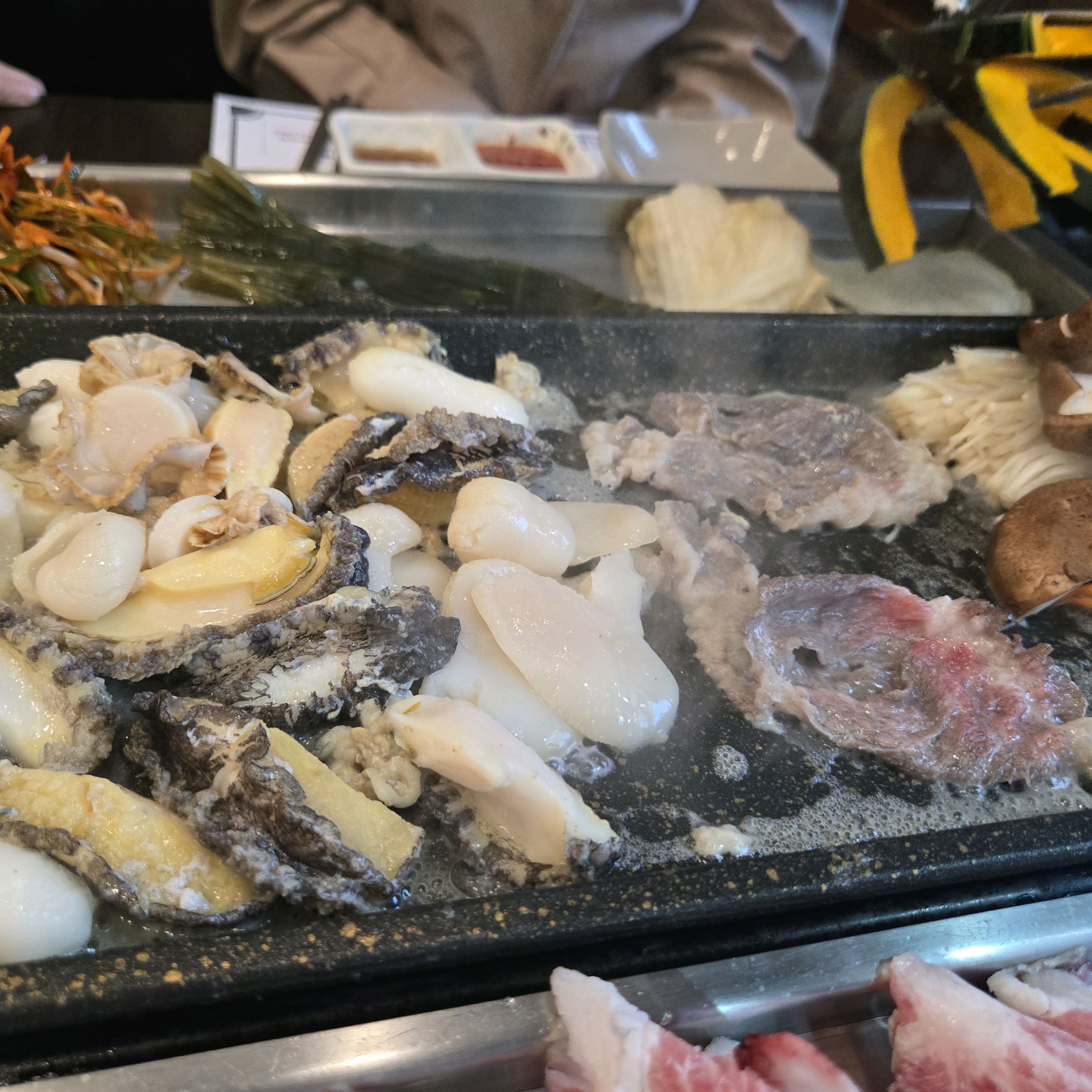 싱싱한 해산물 전복, 완자, 가리비, 새우와 함께 차돌박이를 함께 먹어보고 싶다면 꼭 방문