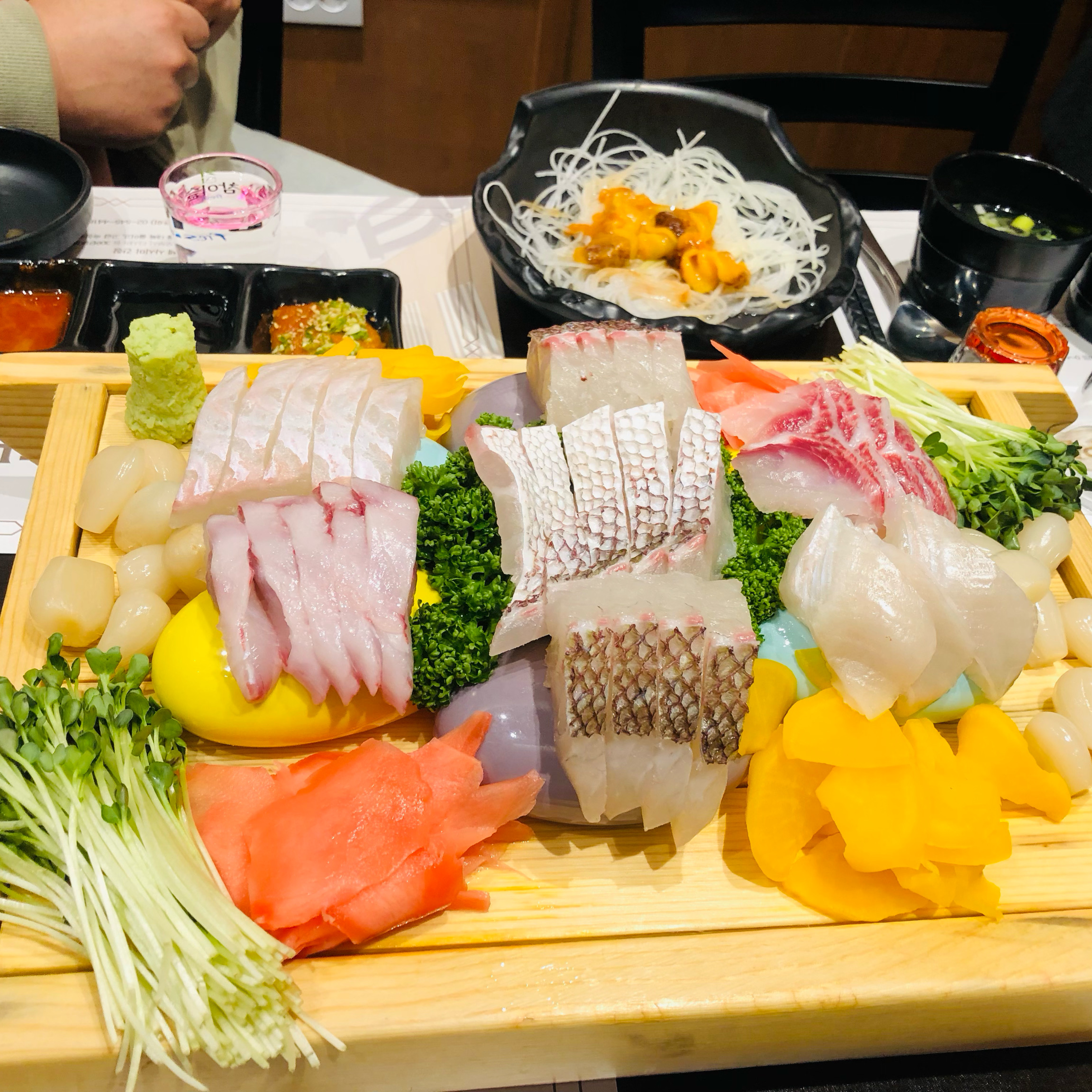 오랜만에 대학원 동기 모임이라 룸식사 했어요~ 가격도 좋고 맛있는 음식을 편안한 분위기에서