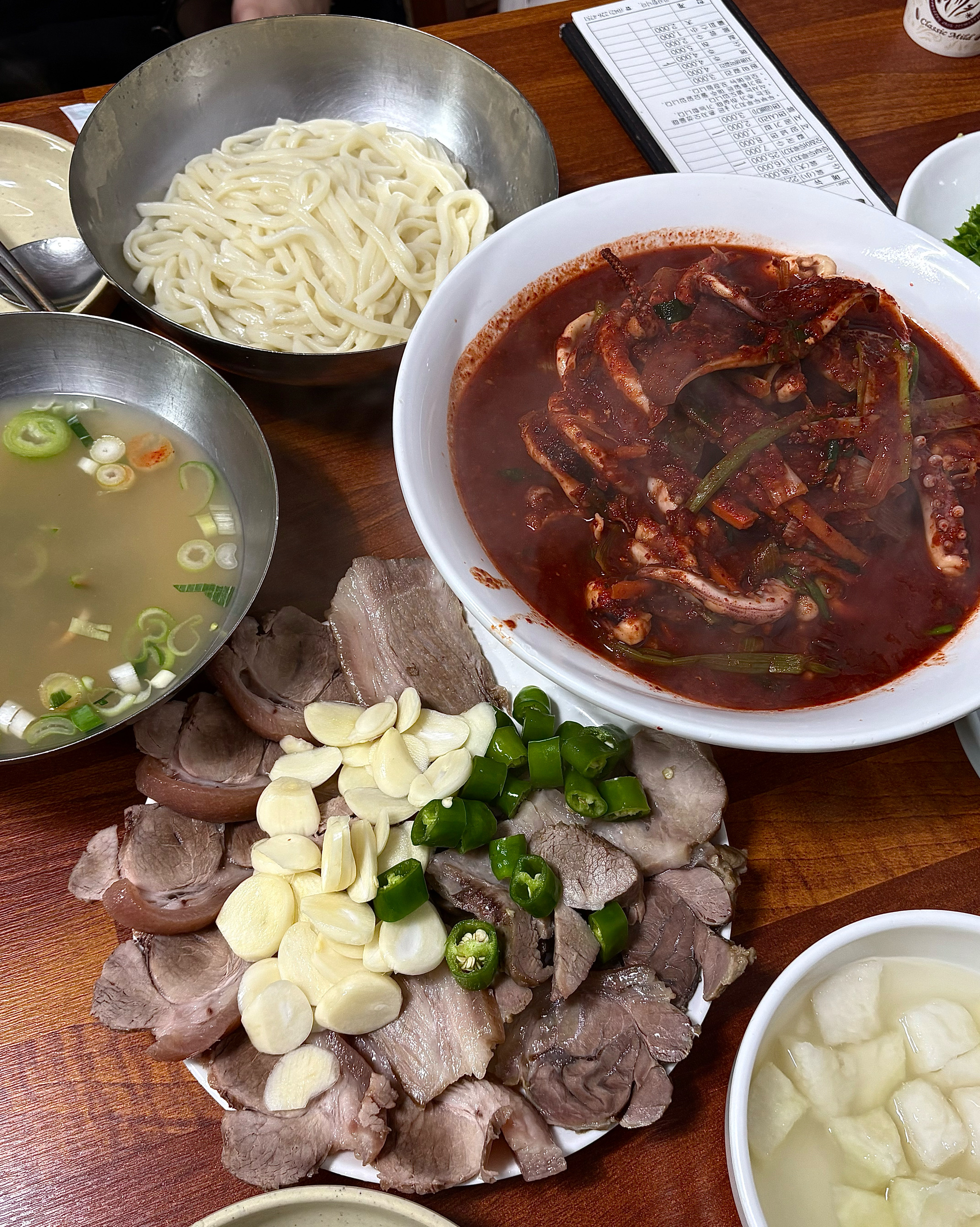 친구가 추천해줘서 간 대전 맛집인데 양 엄청나고 노포맛집 딱 그분위기입니다 미로같이 생겼는