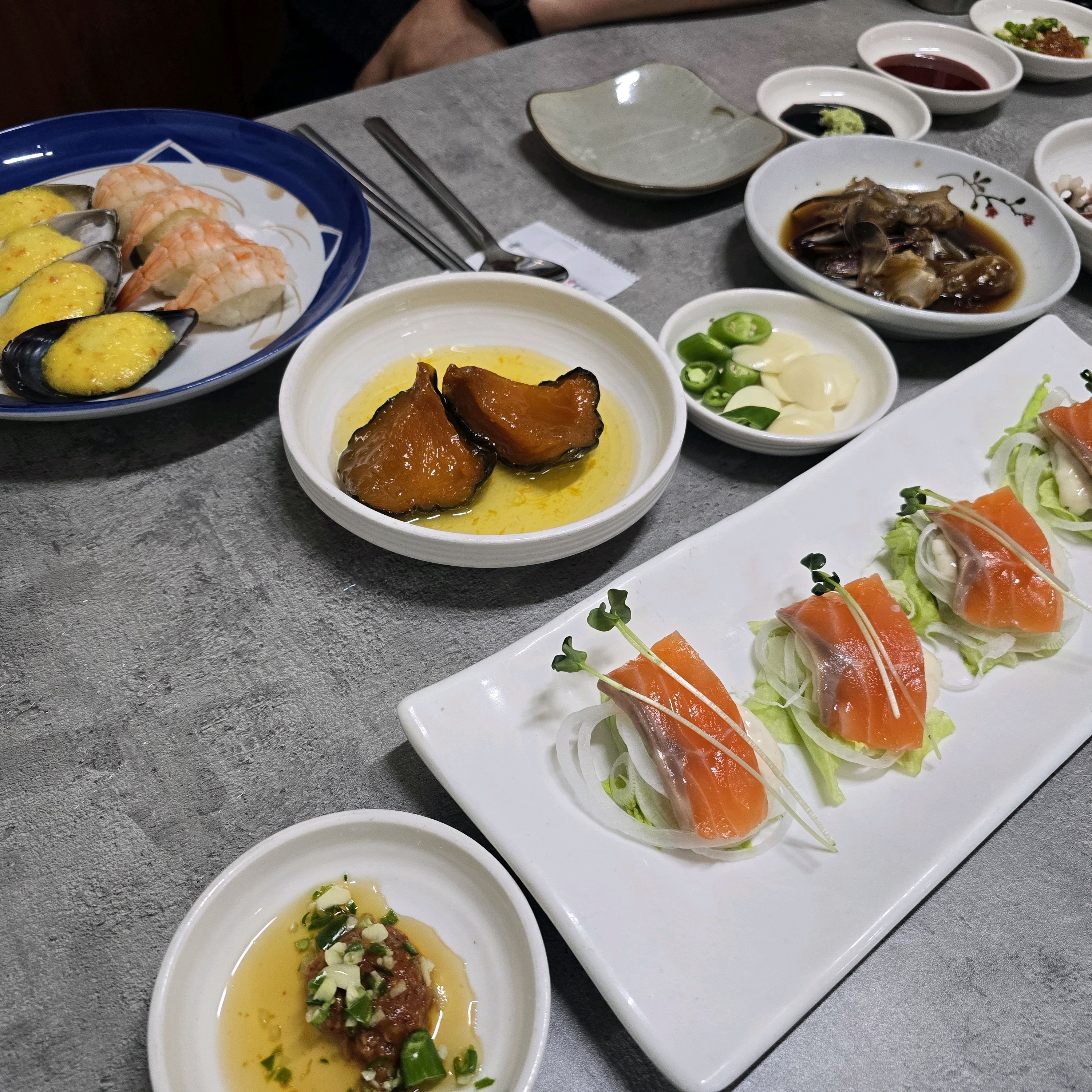 회가 신선하고 양도 많고 특히 방이 깨끗해서 소규모 모임하기에 딱 입니다. 적극 추천합니다