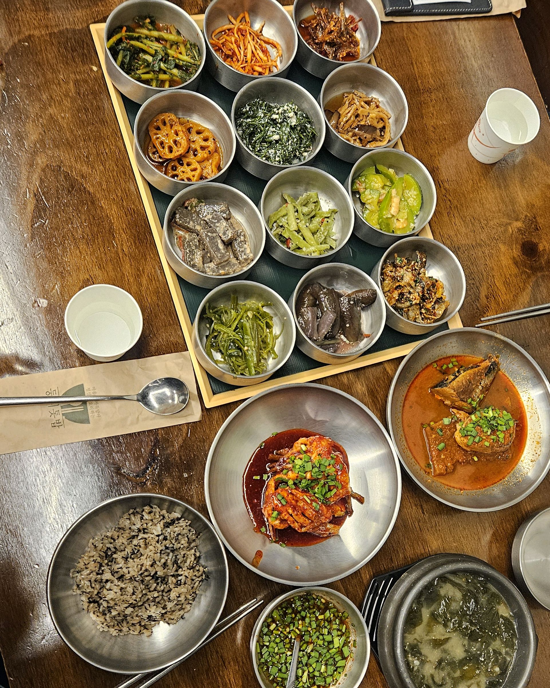 여긴 진짜짖짜 너무너무 짱 맛있는 곳이에요 반찬은 구성이 매번 조금씩 변하긴 하지만 정말