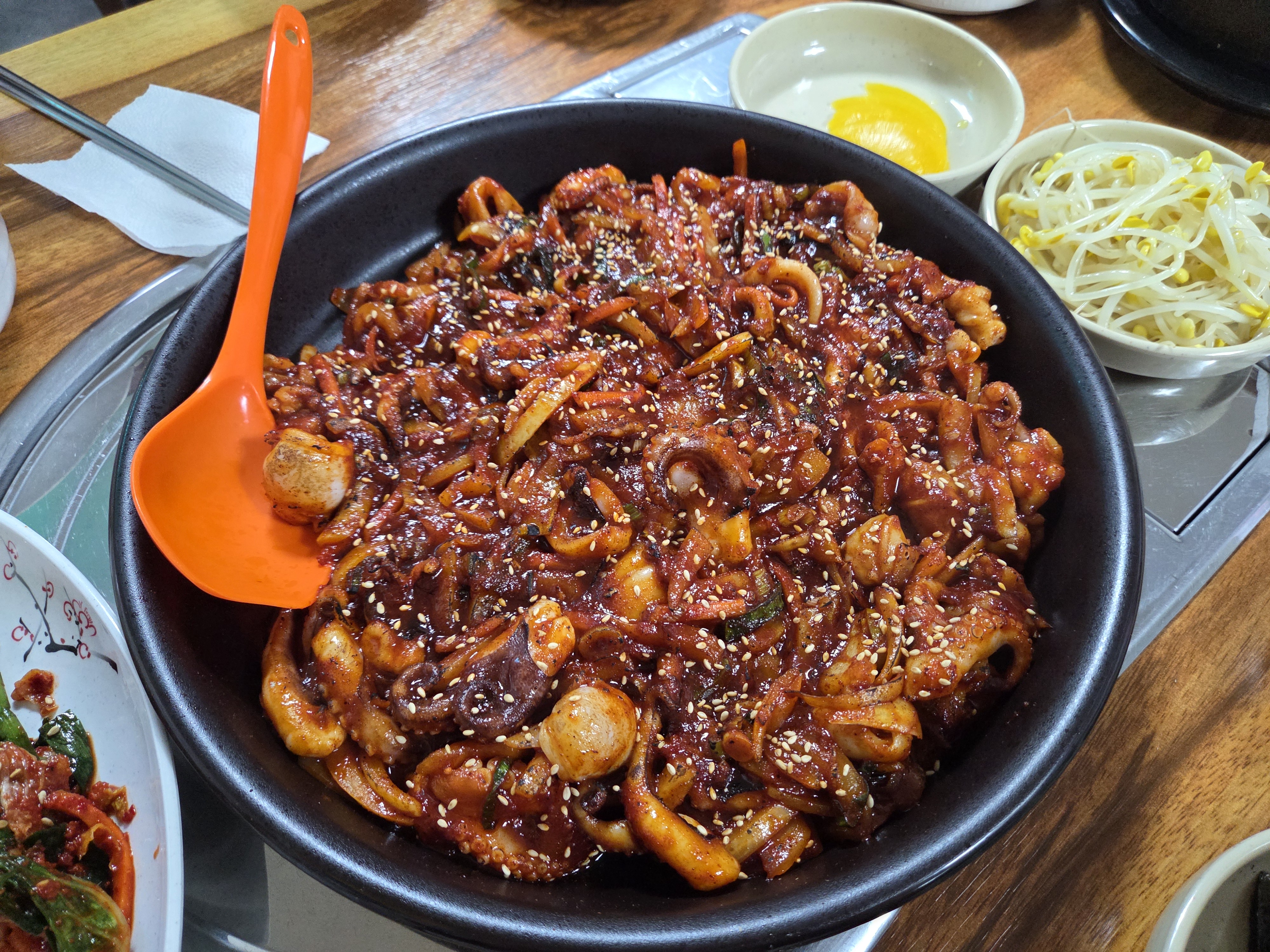 매콤한 쭈꾸미볶음 찾는다면 추천해요! 공기밥이랑 먹고 조금 남겨서 면사리랑 먹으면 딱이에여