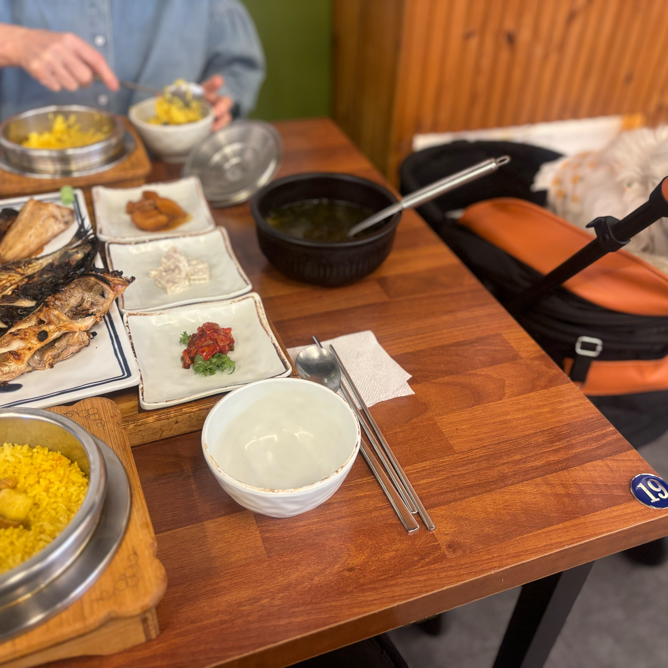 밑반찬도 하나하나 정갈하게 잘 나왔고, 된장찌개는 구수하고 칼칼해서 밥도둑이었어요. - 경포대 맛집 고선생 화덕생선구이 강릉본점