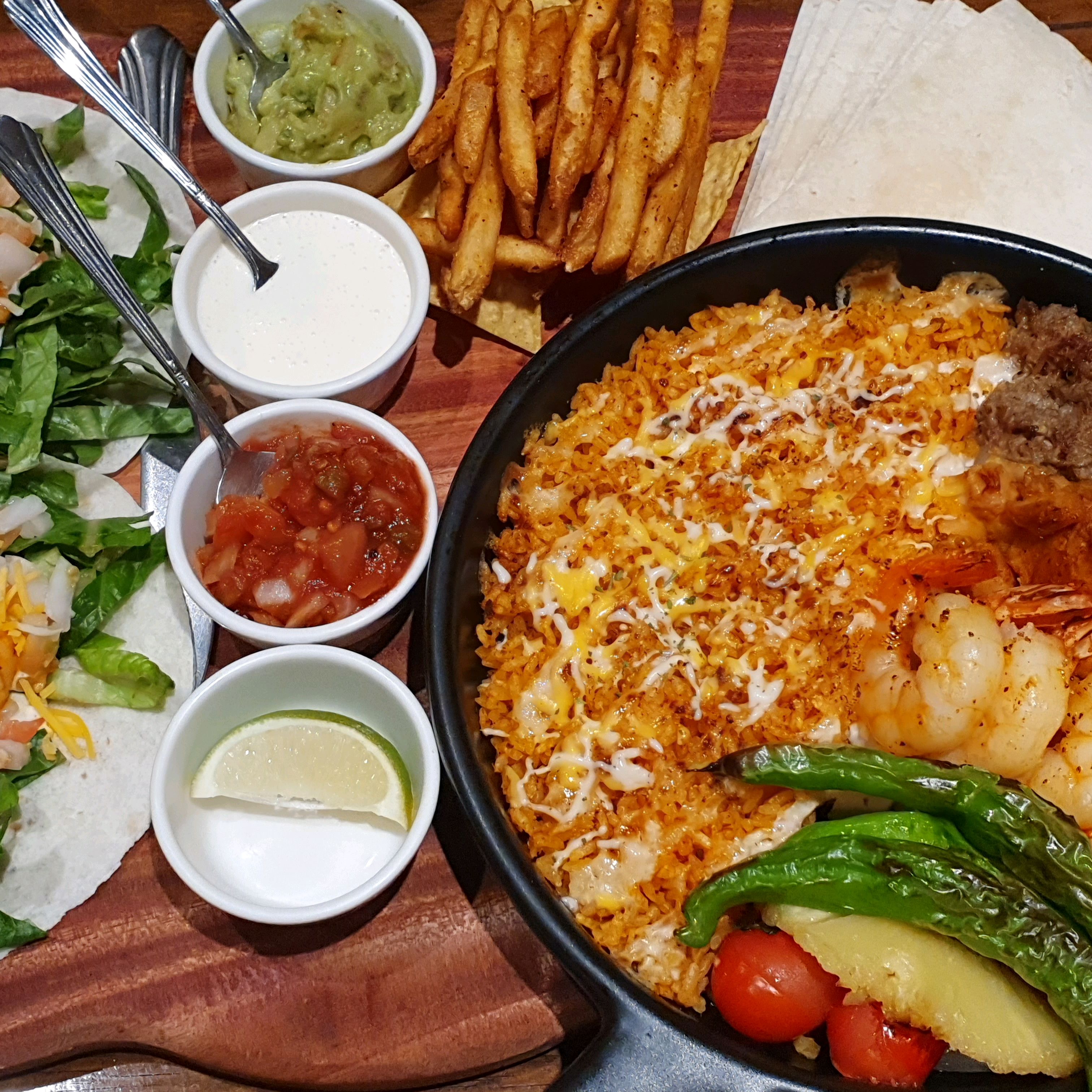 B세트에 나온 볶음밥?이랑 쉬림프타코 맵지 않아서 아이가 맛있게 잘먹었어요~  살사소스는 