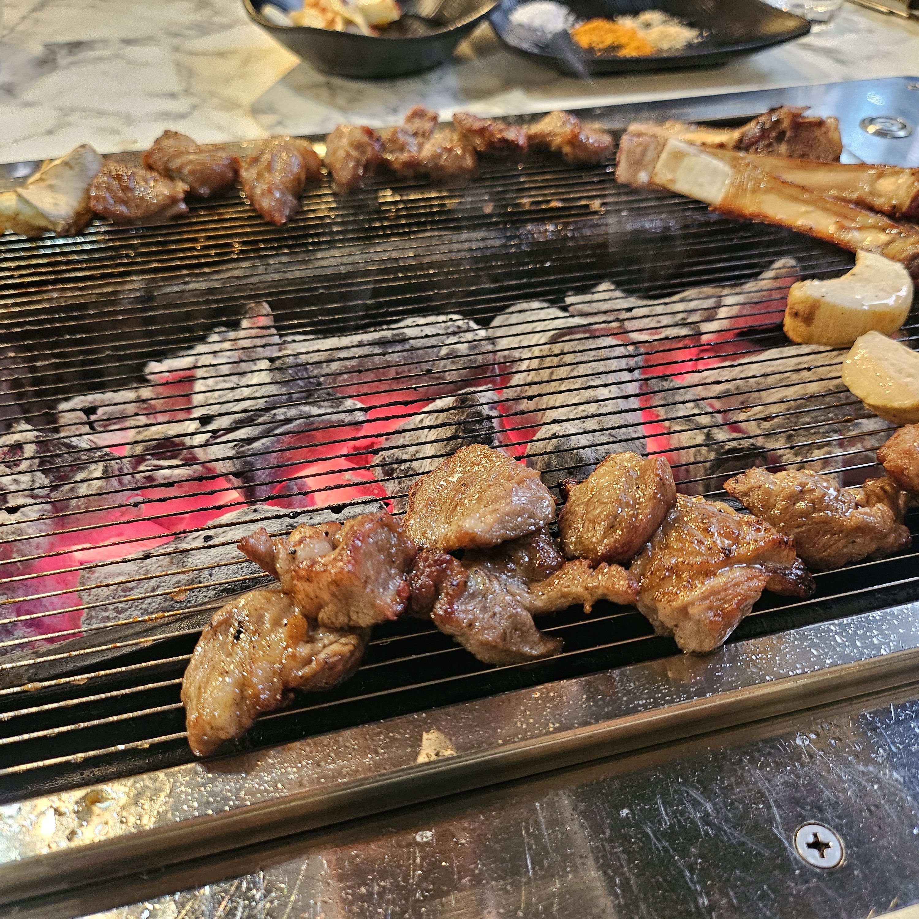 고기도 맛있고 잡내고 적어요~ 아이들이 잘 먹습니다~^^ - 불당동 맛집 순한양꼬치 양다리걸쳐