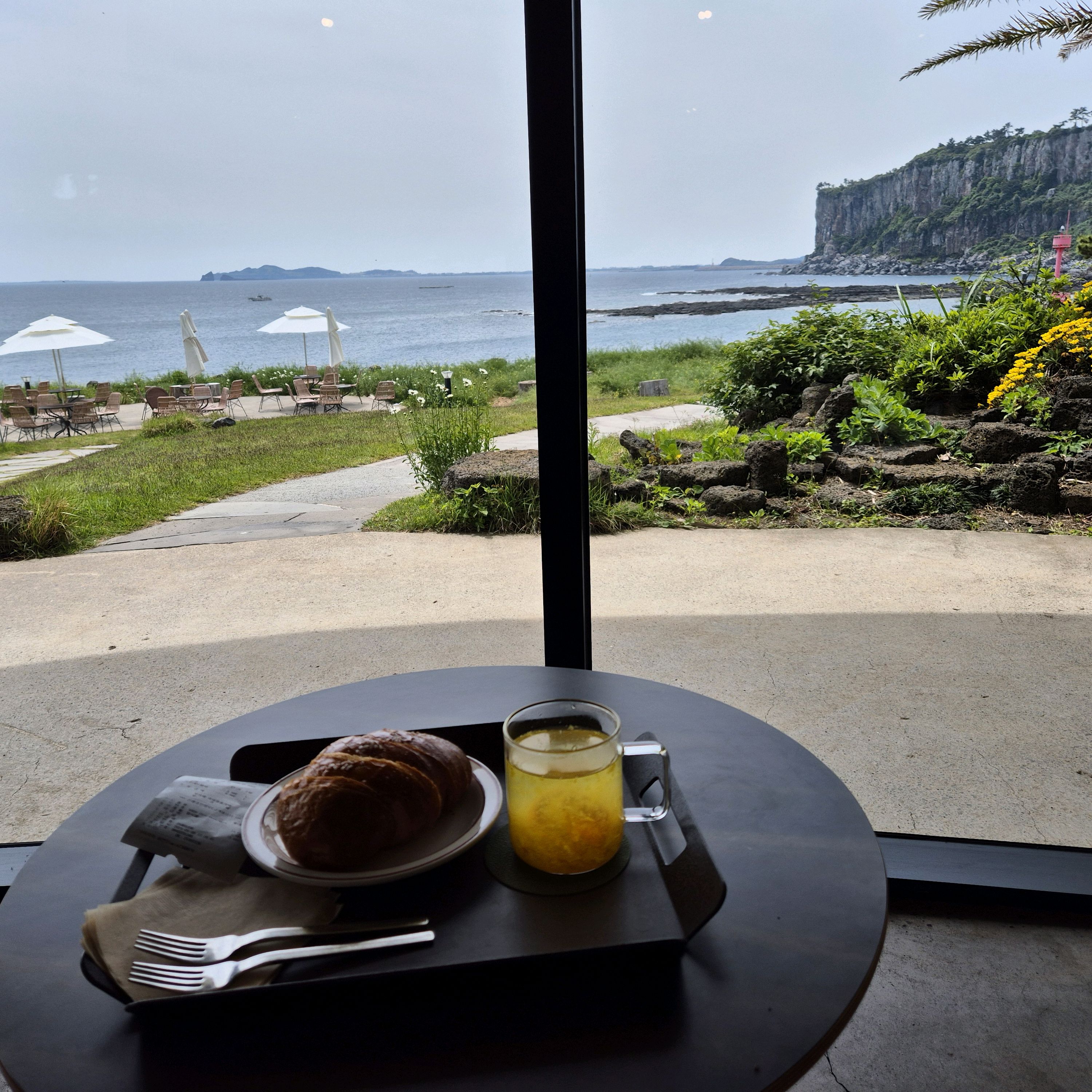 뷰가 너무 좋아요 - 제주 맛집 카페루시아 본점