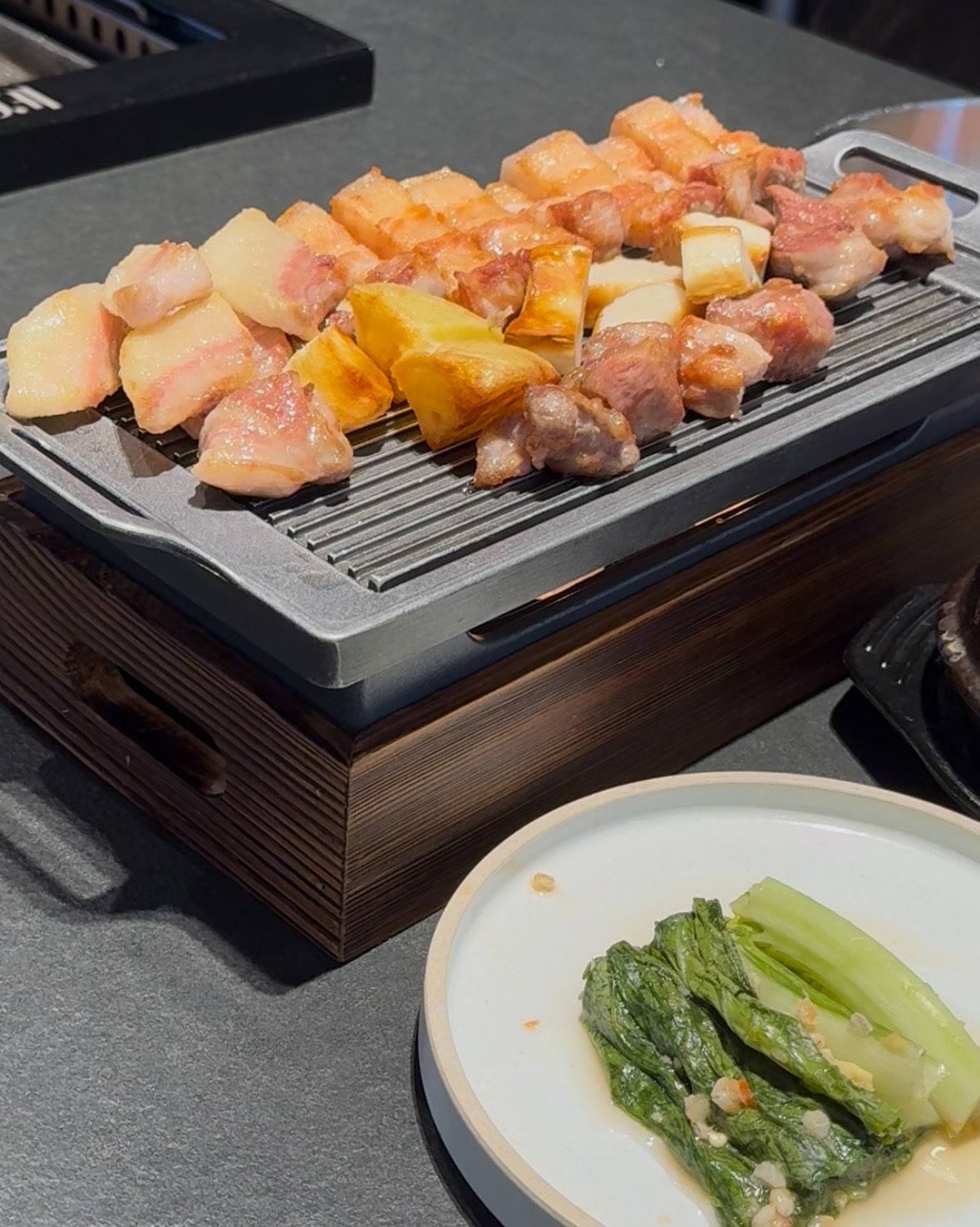 제주도 도착하자마자 렌트카 빌려서 바로 임제 갔어요! 정말 질 좋은 고기부터 신경쓴 밑반찬