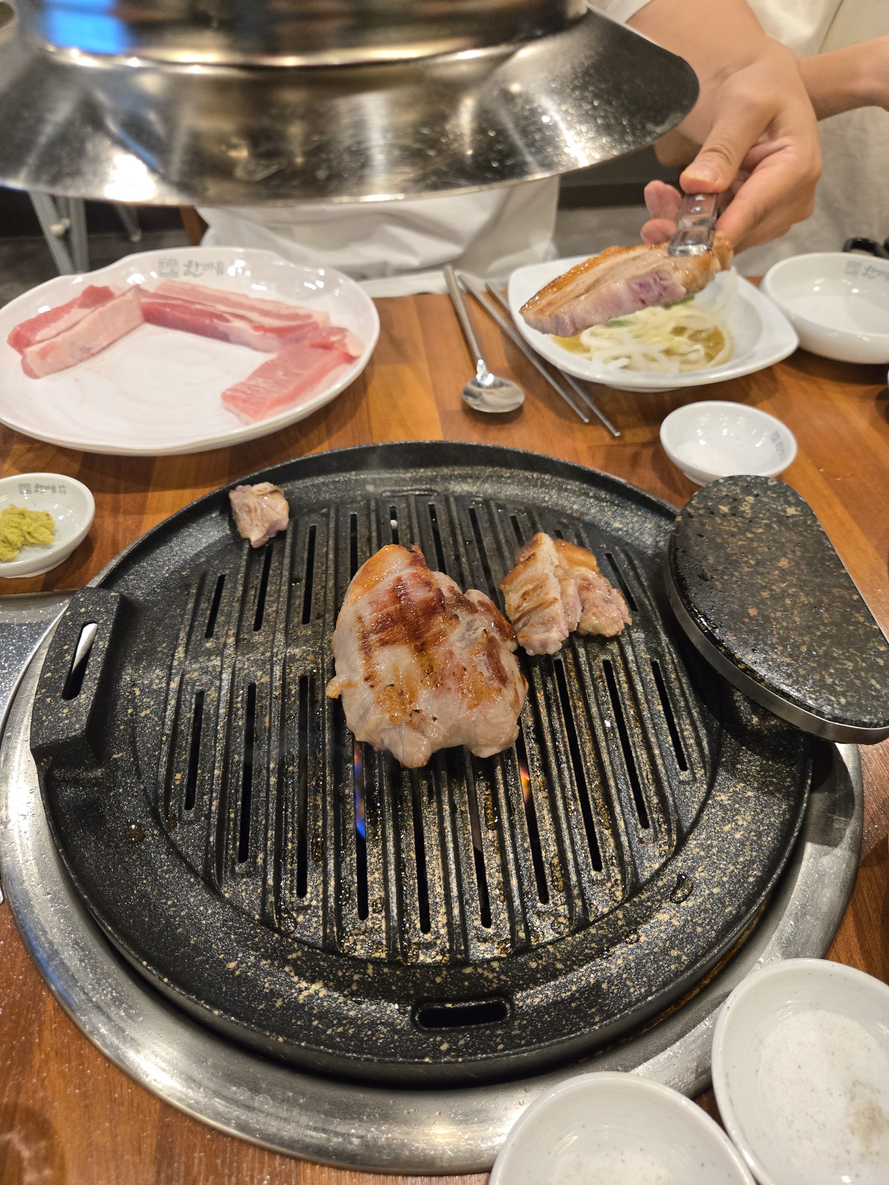 한마음 정육식당은 신선한 고기와 다양한 반찬 서비스로 만족스러운 식사를 할 수 있는 곳이에