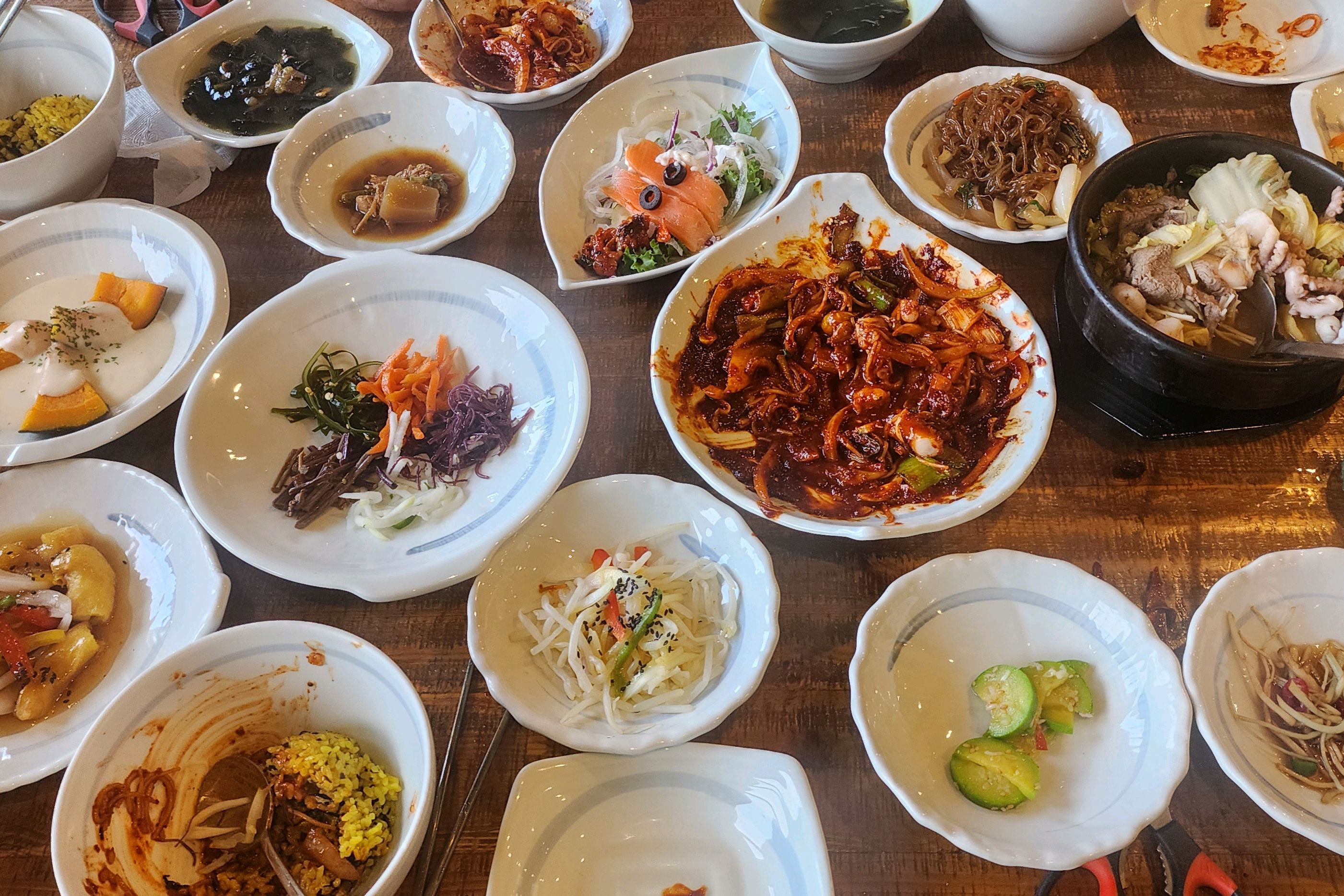 낙지가 통통하고 싱싱해서 양념과 함께한없이 들어가는 아주 특별한 맛이네요. 밑반찬도 너무 