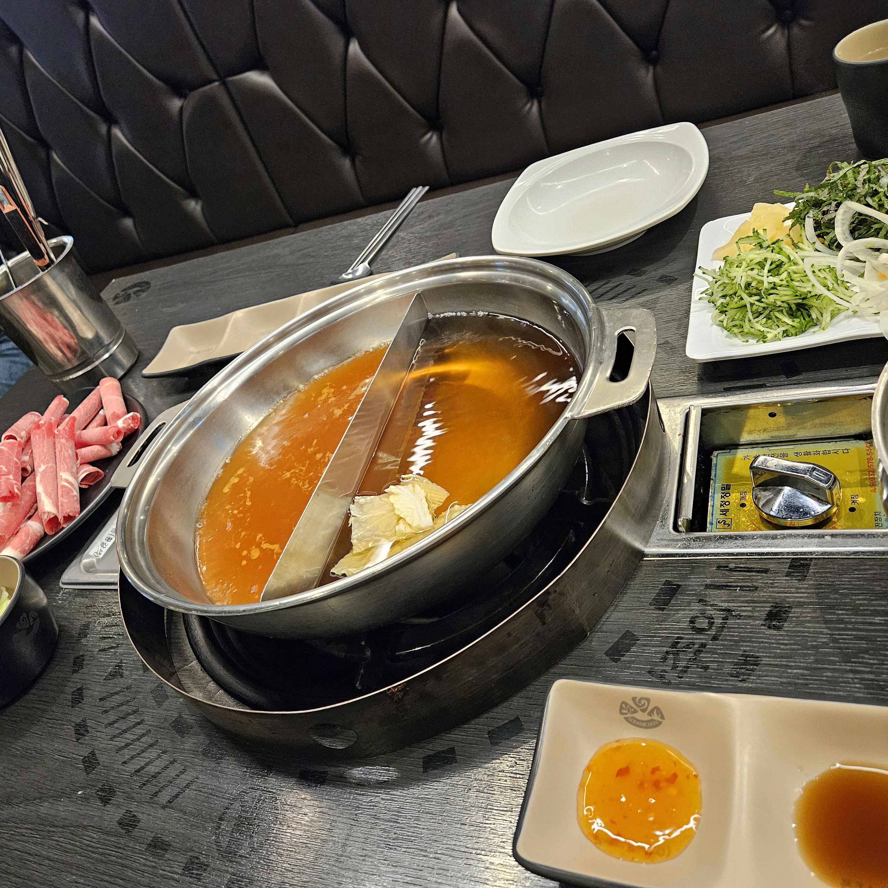 소담촌 부평삼산점 월남쌈샤브 육수반반으로 야채 종류도 다양하고 만두나 수제비, 칼국수도 마