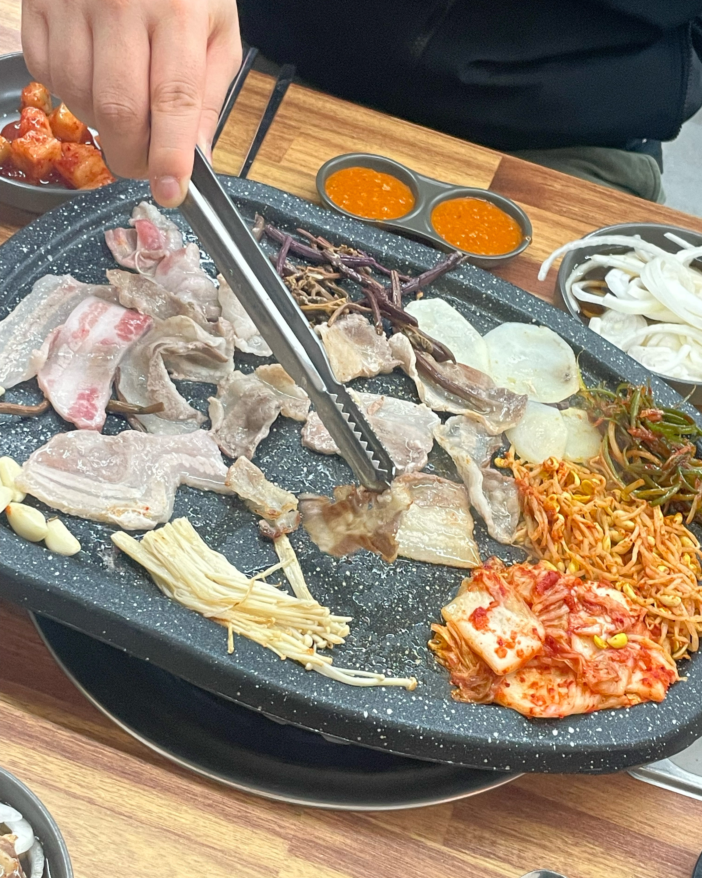 가성비 엄청 좋은 고기집이네요!!!! 쌈채소도 엄청 신선하고 수원에서 고기맛집을 찾은거 같