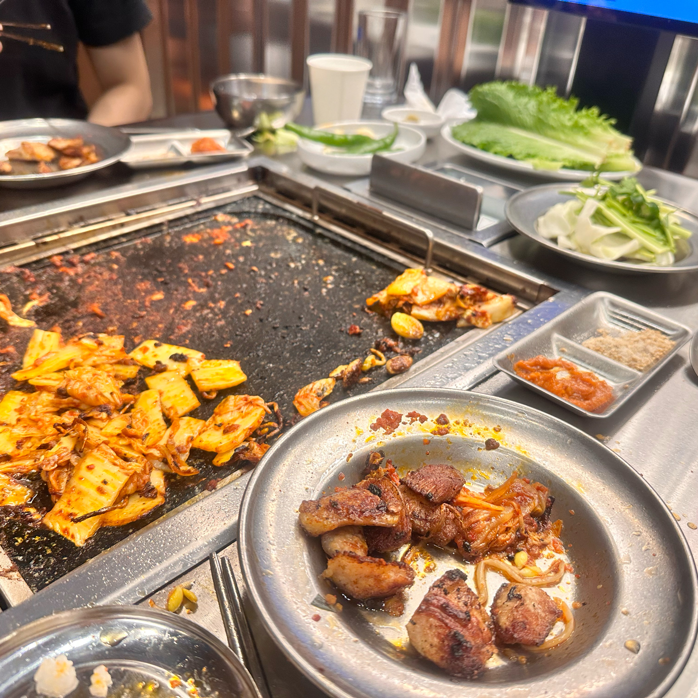 다 먹어갈 무렵에 사진을 찍어서 이렇지만 정말 맛있어요.... 삼겹살 한 입 먹고 와!!