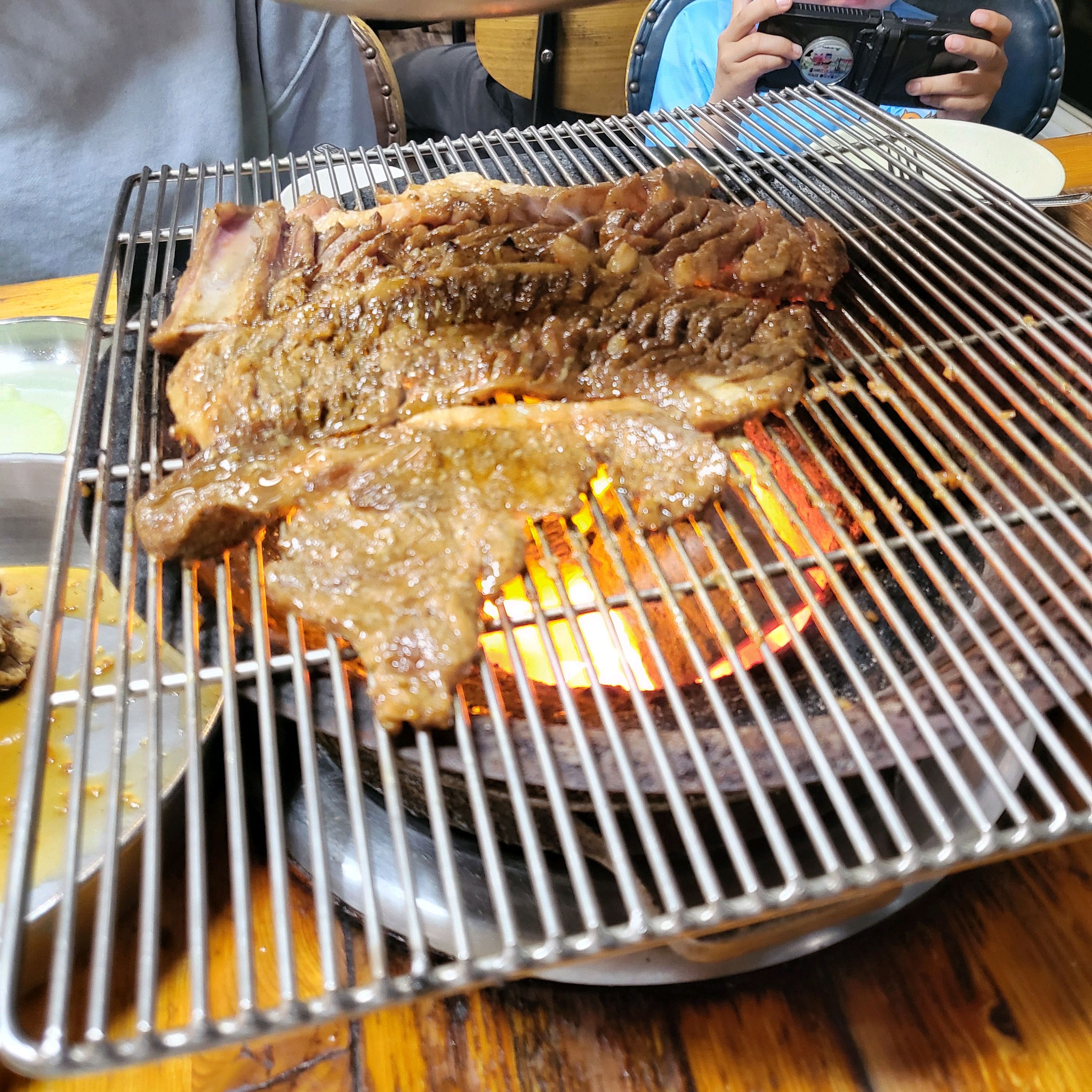 직접구워주시니 식사하기 편하고 맛도있어요 - 대구 맛집 서민갈비