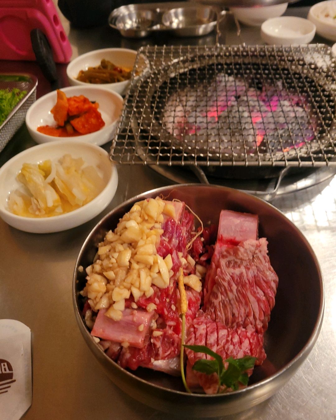 여행 일정 첫 장소로 마늘갈비를 먹으러 왔습니다. 제주 공항도착이 8시라 늦게하는 식당을 