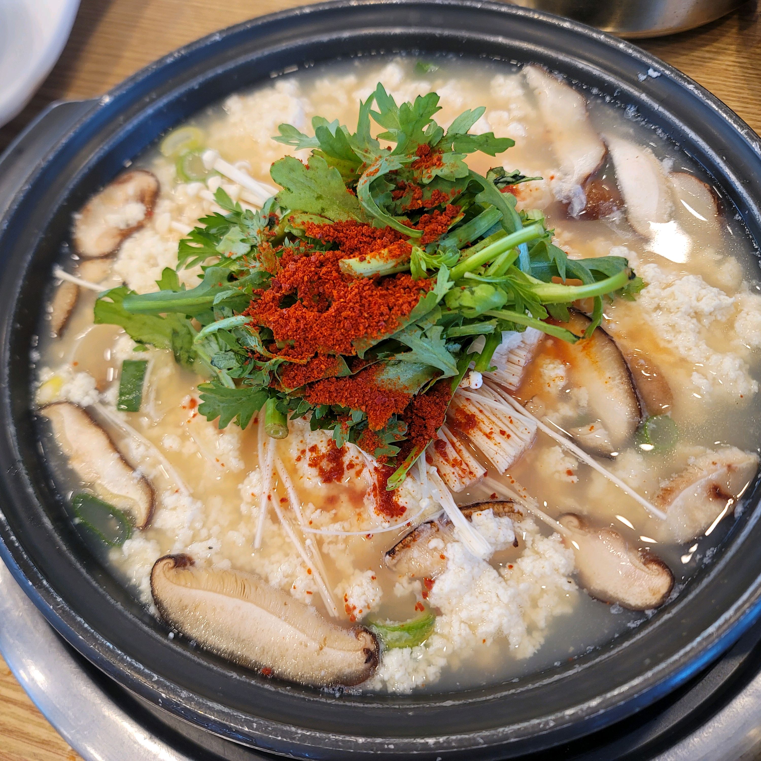 강릉 놀러왔다가 아침먹으러 들려봤어용 ! 세트로 먹었는데, 순두부전골이랑 수육은 물론이고