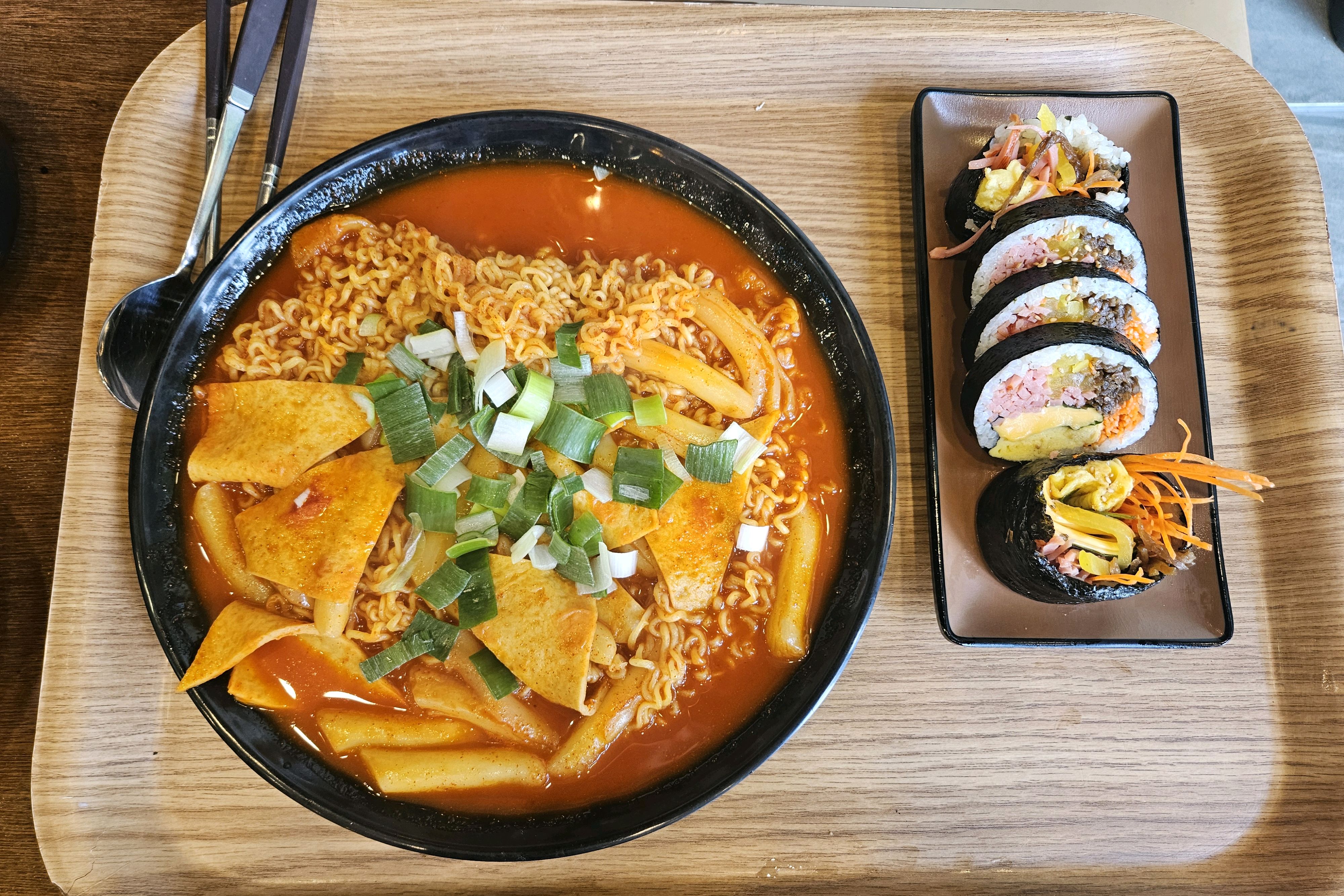양 엄청 많고 김밥이 진짜 팔뚝만해요 떡볶이는 딱 학교 앞 분식집에서 먹던 달다구리한 떡볶