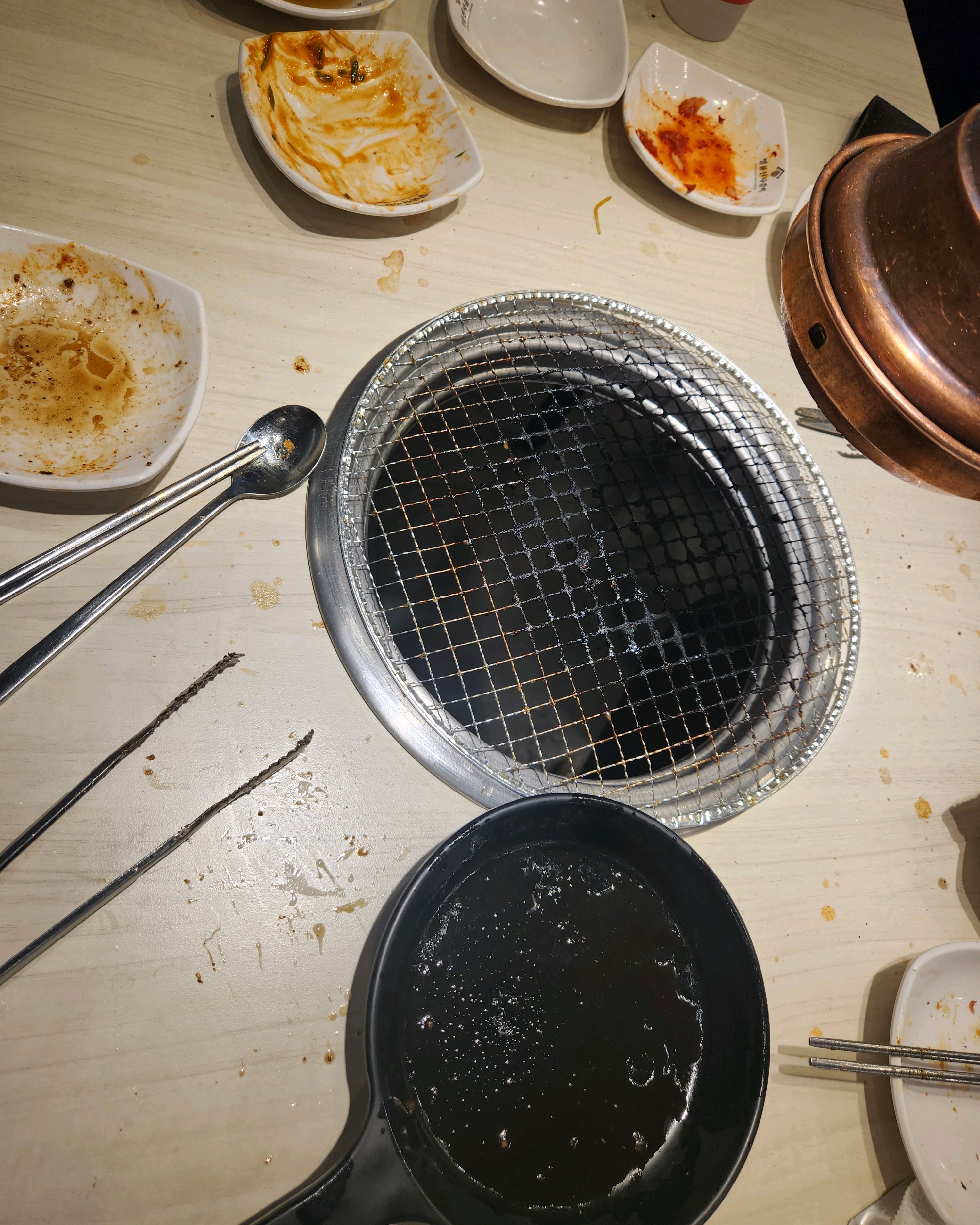 매장이 넓어서 쾌적하게 식사할 수 있었고, 직원분들이 친절하게 응대해주셔서 더욱 기분 좋게