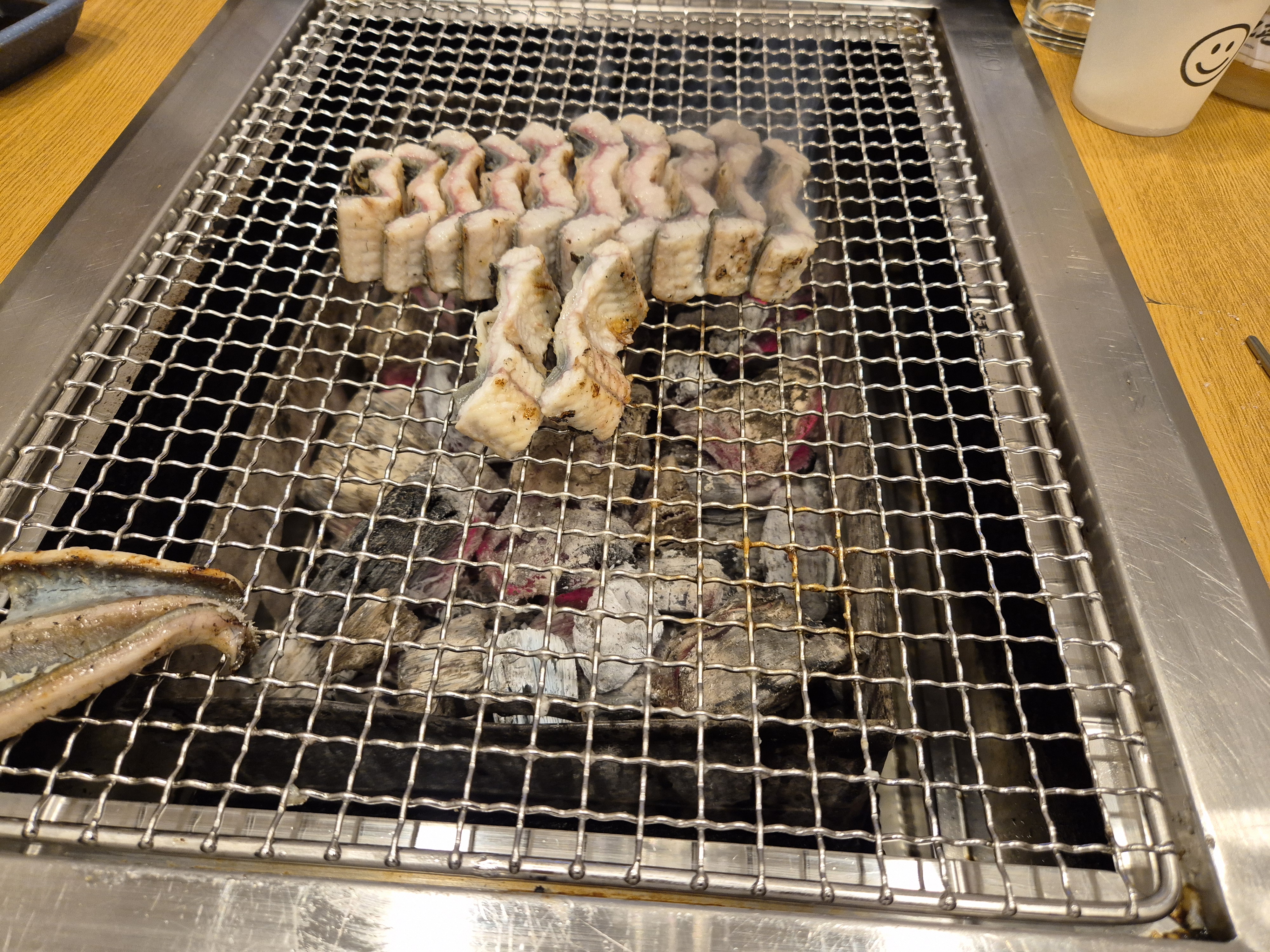 장어가 냄새도 안나고 비리지도 않고 맛있어요 어버이날 맞이로 왔는데 부모님도 좋아하셨어요