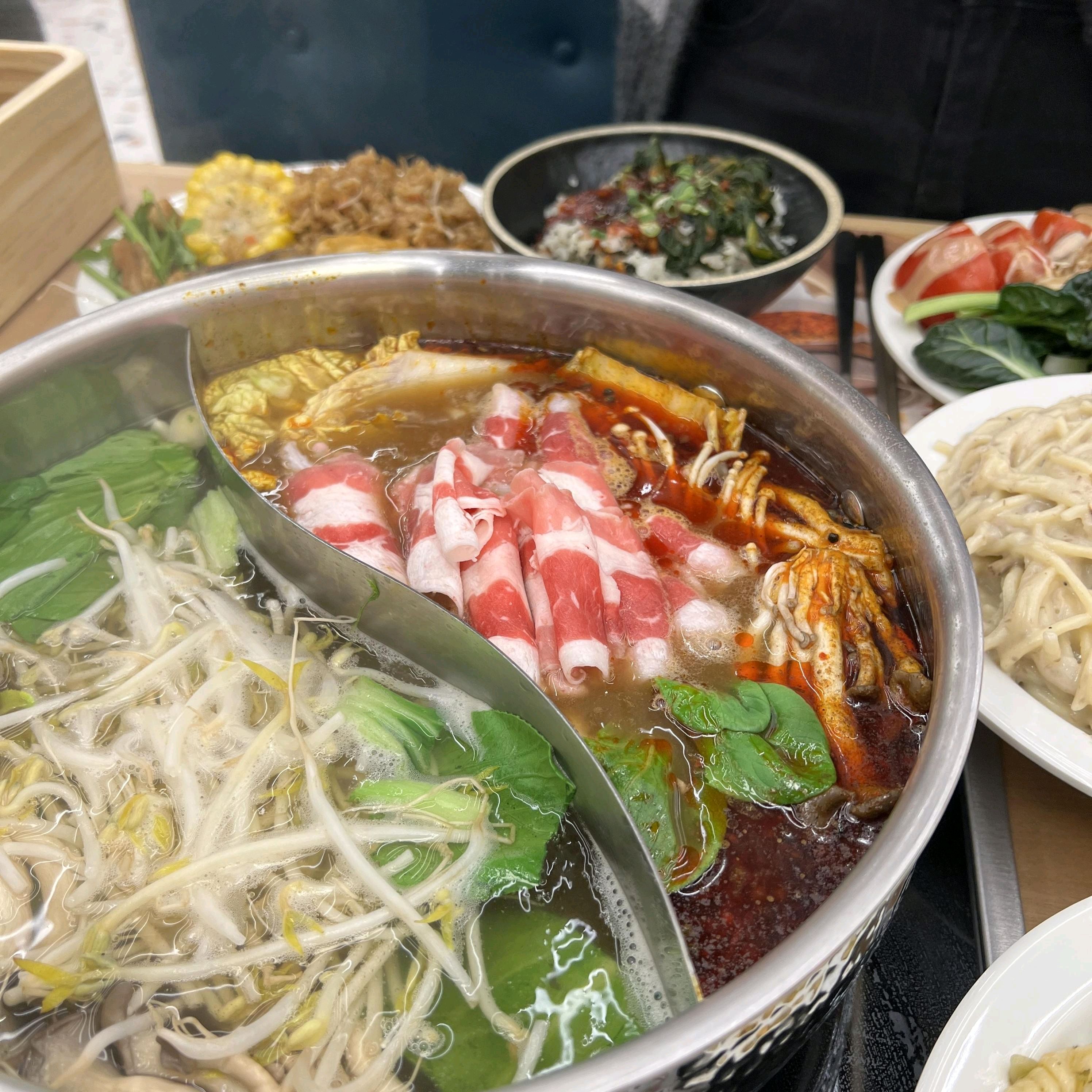 친구들이랑 샤브샤브 무제한으로 먹었는데 진짜 괜찮았어요. 고기도 너무 신선하고 국물 맛이 