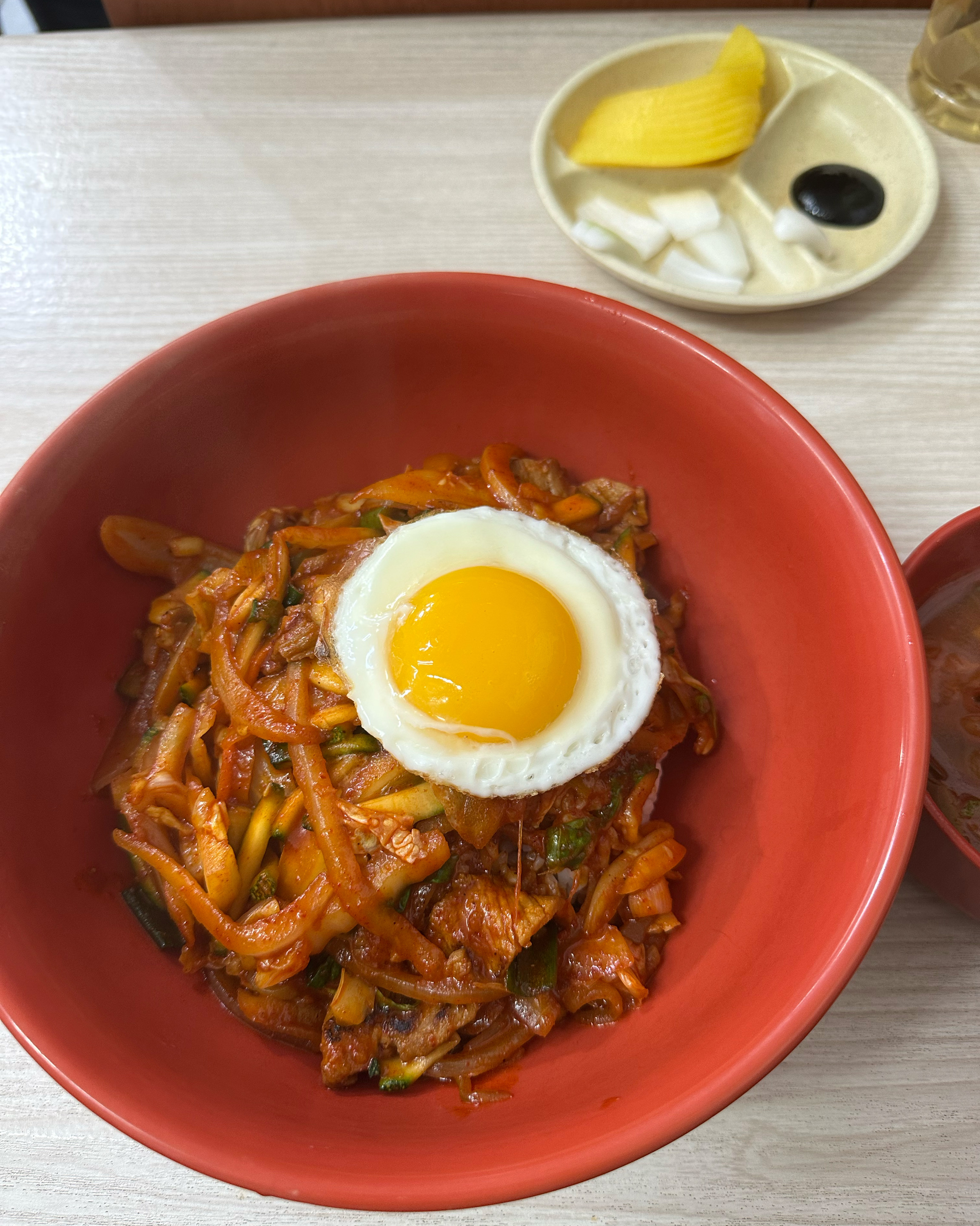 평일에 연차내고 갔어요~~! 혼자라 중화비빔밥으로 시켰고 짬뽕국물 같이 나와요 ㅎㅎ 담엔 