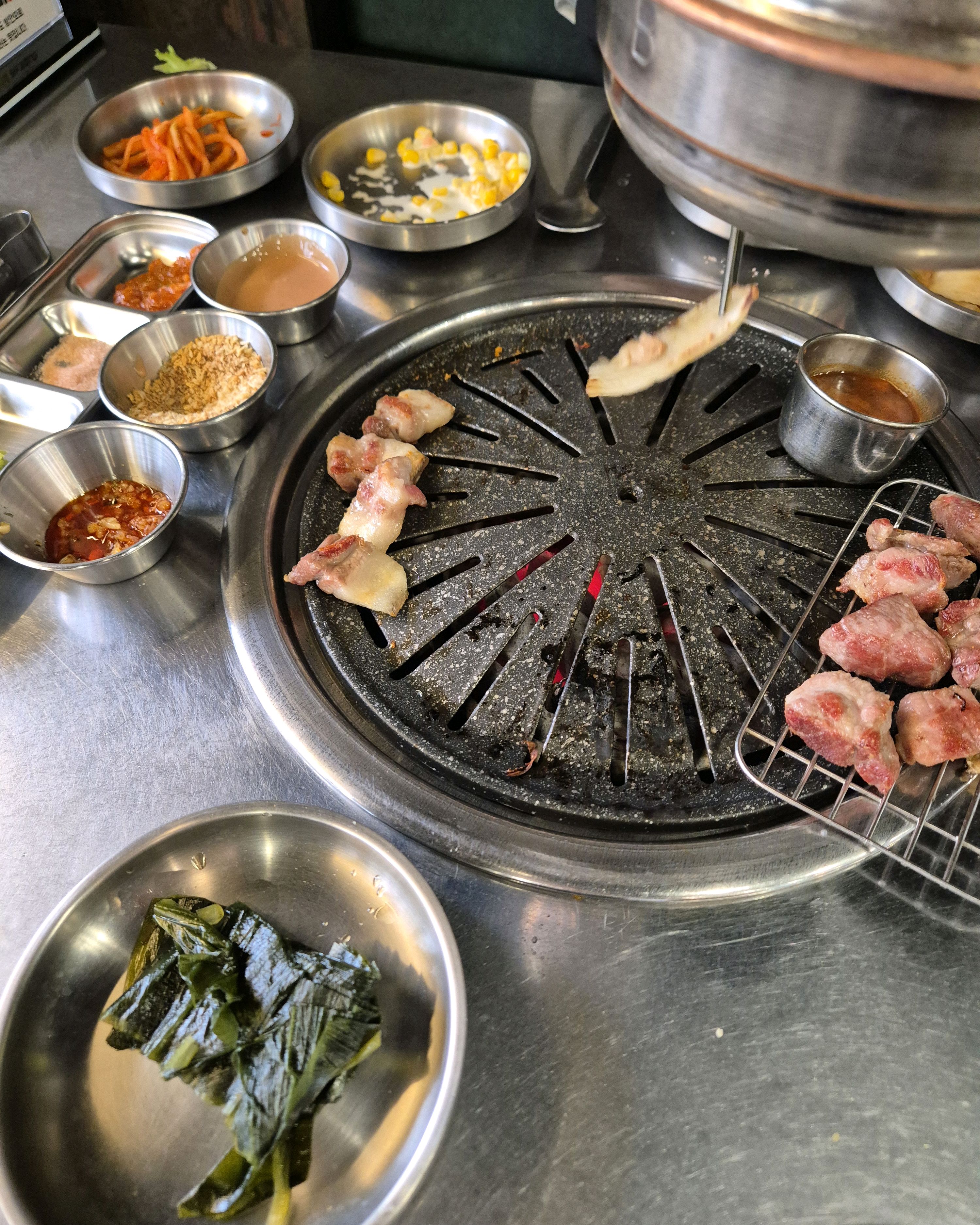 육즙이 풍부한 흑돼지의 풍미가 입안 가득 퍼집니다.  제주에서만 느낄 수 있는 맛인것 같아