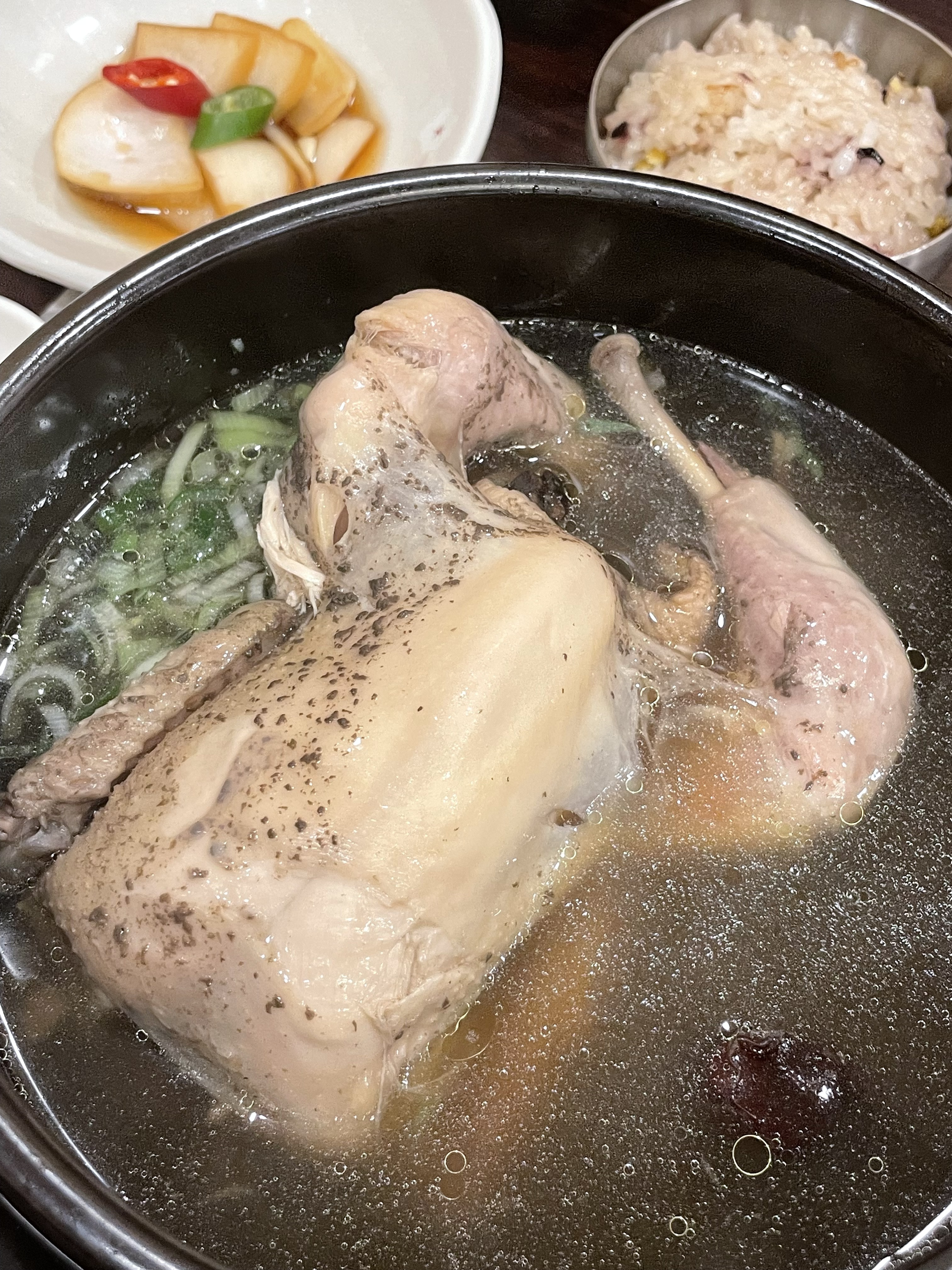 탕으로 각자 하나씩 먹었는데 양이 딱 좋었어요 👍 원래 한그릇 먹기 힘든데 여기는 술술 들