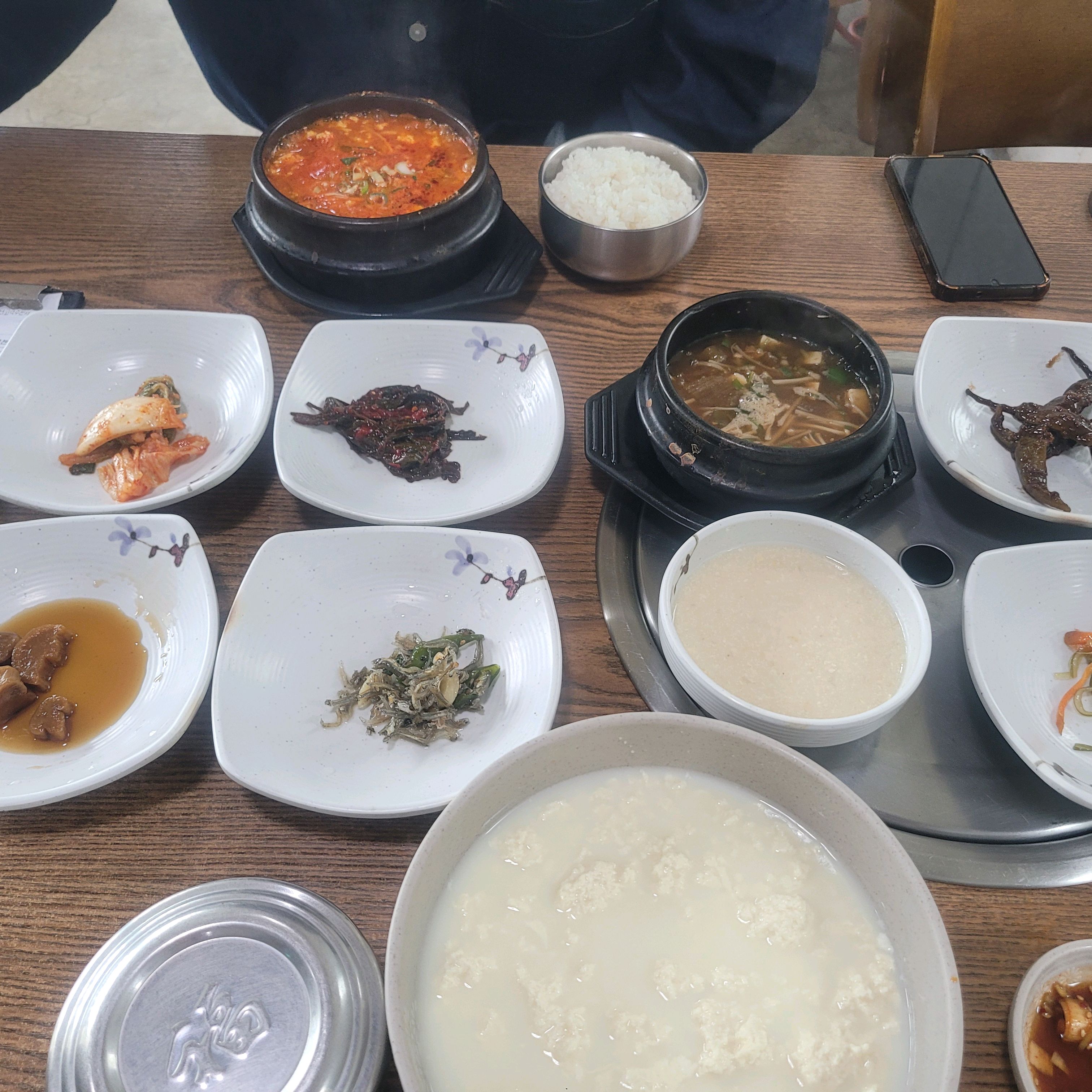 초당순두부거리 초입에 있고 주차하기 편합니다. 순두부 시키면 비지장과 된장찌개 주는데 맛있