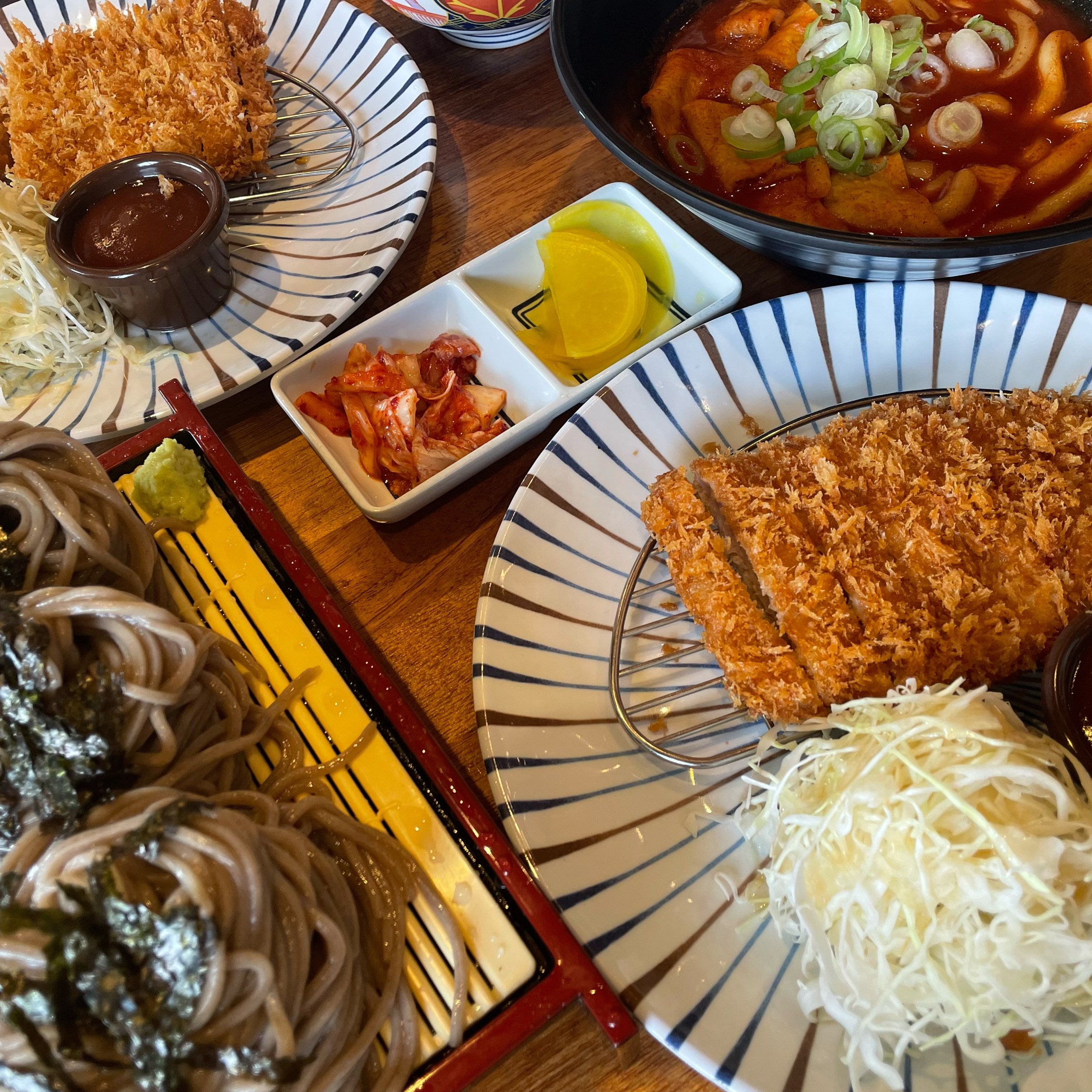 정식이랑 떡볶이 골고루 식사 맛있게 하고 갑니다☺️ 매장도 넓고 청결해서 쾌적하고 좋았어요