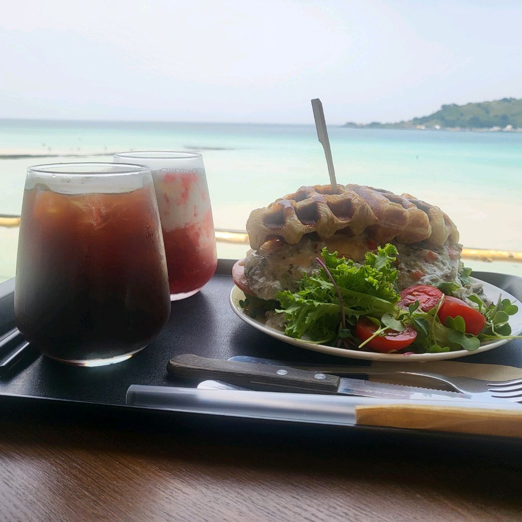 뷰 맛집이구요~ 커피도 샌드위치도 맛있어요!!! 협재오면 꼭 와야할 곳이예요~ 카페이름처럼